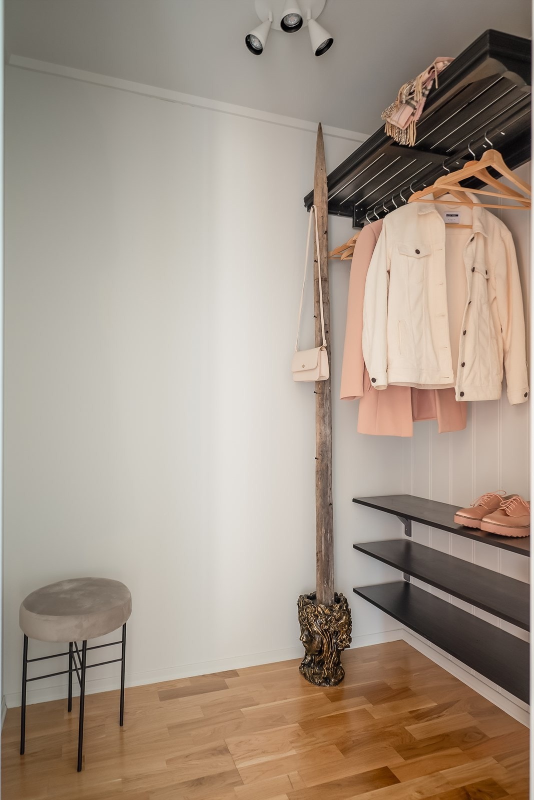 Praktisk garderobedel ved siden av entréen. Galleribilde