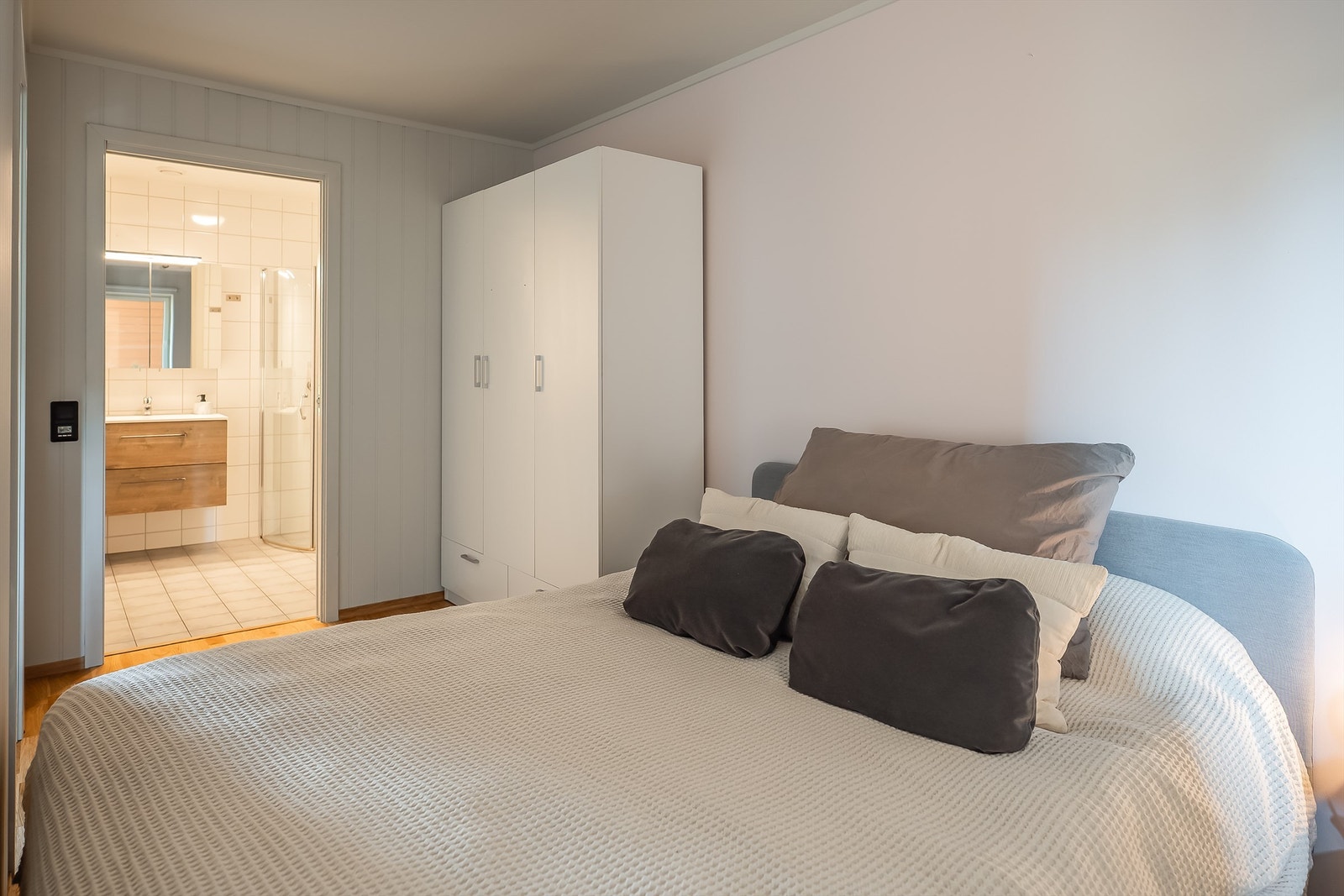 Her har man god plass til dobbeltseng, nattbord og garderobeskap. Galleribilde