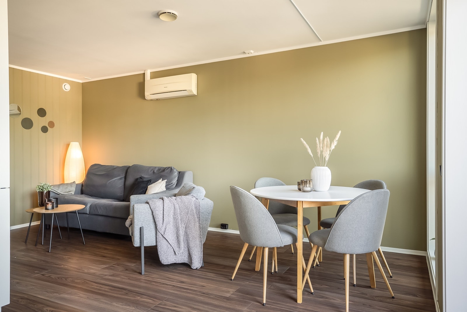 Stue- og kjøkkenarealet måler til sammen romslige 22 kvm og har plass til sofagruppe med tilhørende TV-møblement samt spisegruppe. Galleribilde