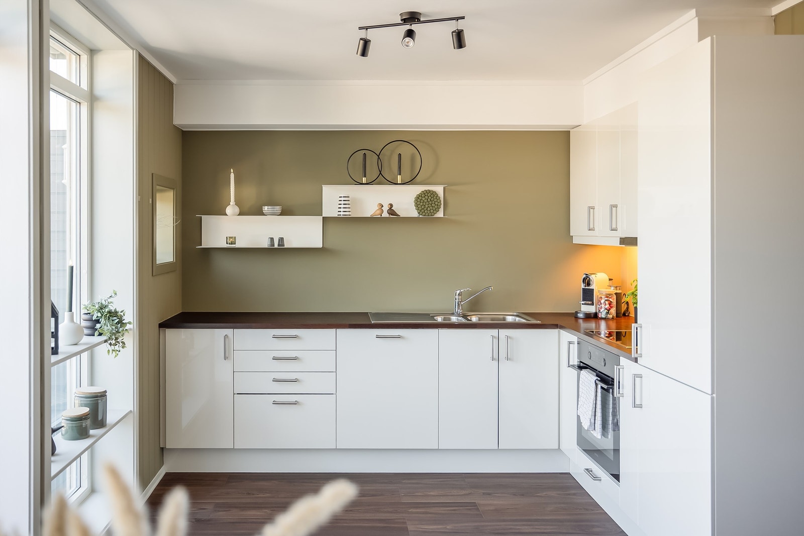 Kjøkkenet har rikelig med skap og benkeplass. Galleribilde