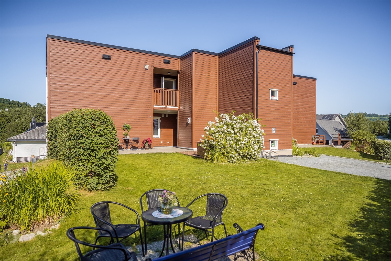 Rema 1000 og Coop Extra er nærmeste dagligvarebutikk og ligger ca. 6 og 7 minutter gange unna. Kun en 20 minutters kjøretur unna kommer du til Trondheim sentrum, her finnes det et hav av butikker, tjenester og arrangementer. Galleribilde