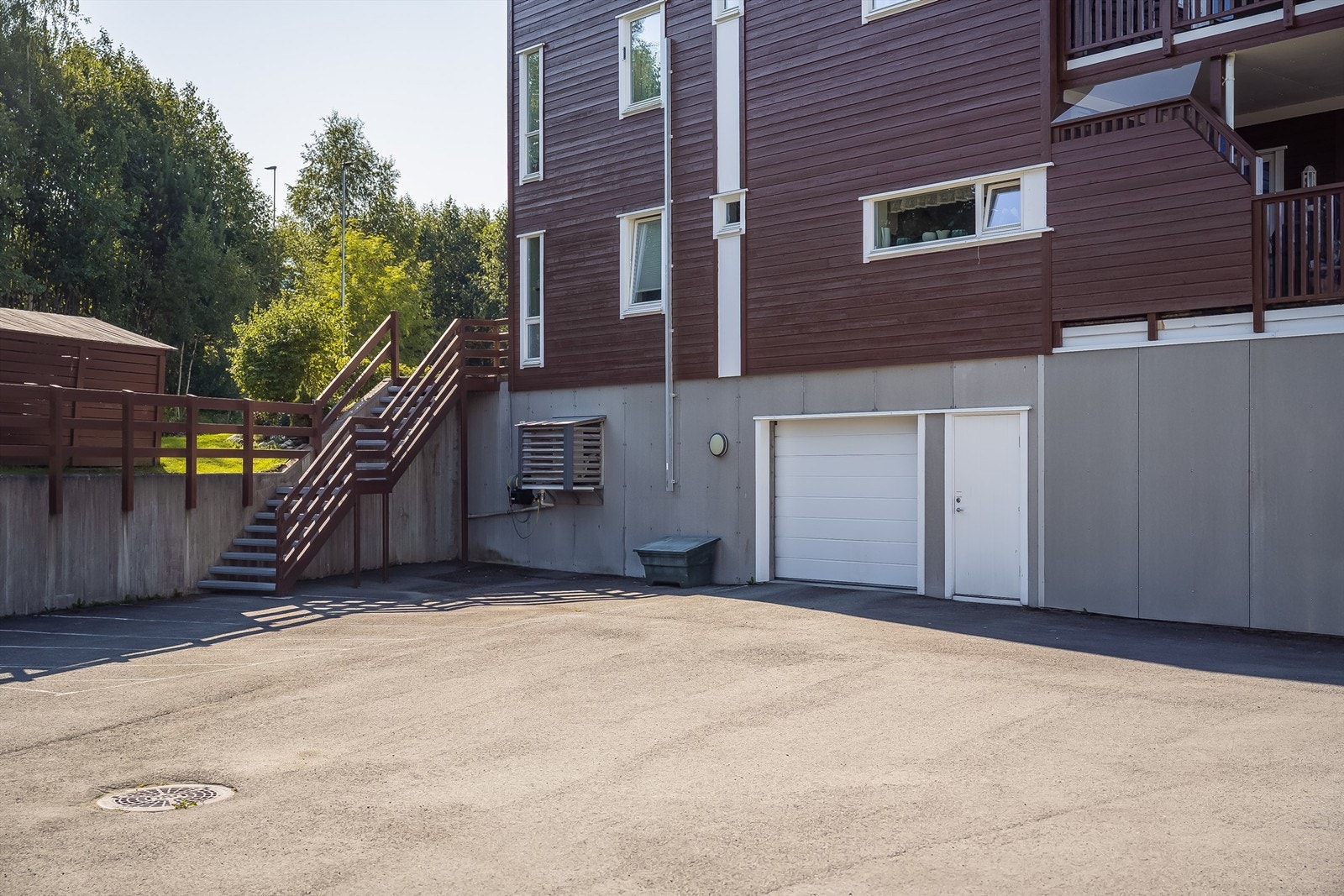 Fra eiendommen er det gangavstand til flere barnehager samt barne- og ungdomsskole. Det tar 10 minutter å gå til Melhus videregående skole, og Øya videregående når du på 10 minutter med bil. Galleribilde