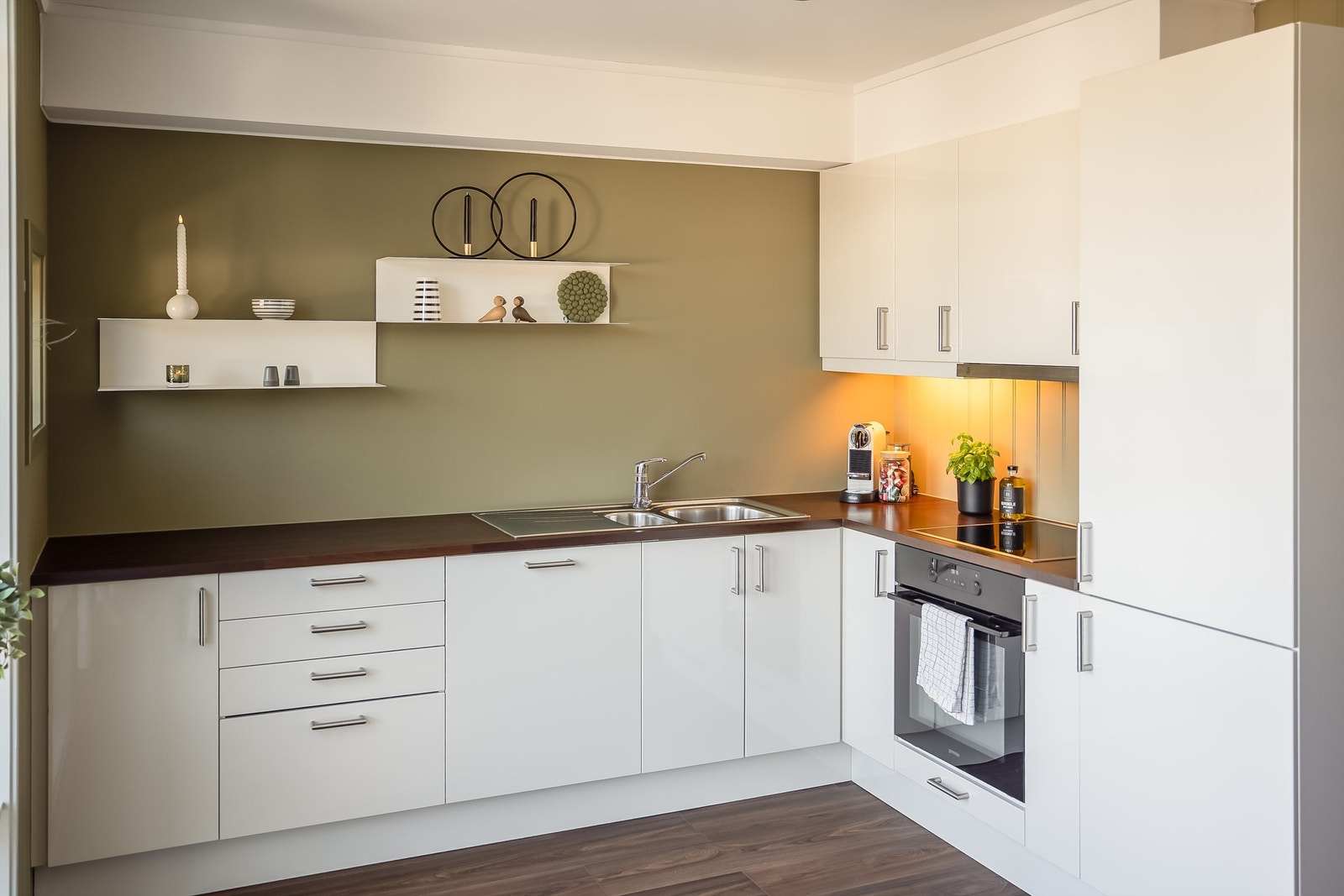 Kjøkkenet ligger naturlig tilbaketrukket fra stuen og har tidløs Sigdal-innredning med lyse slette flater og benkeplate i kontrast. Galleribilde