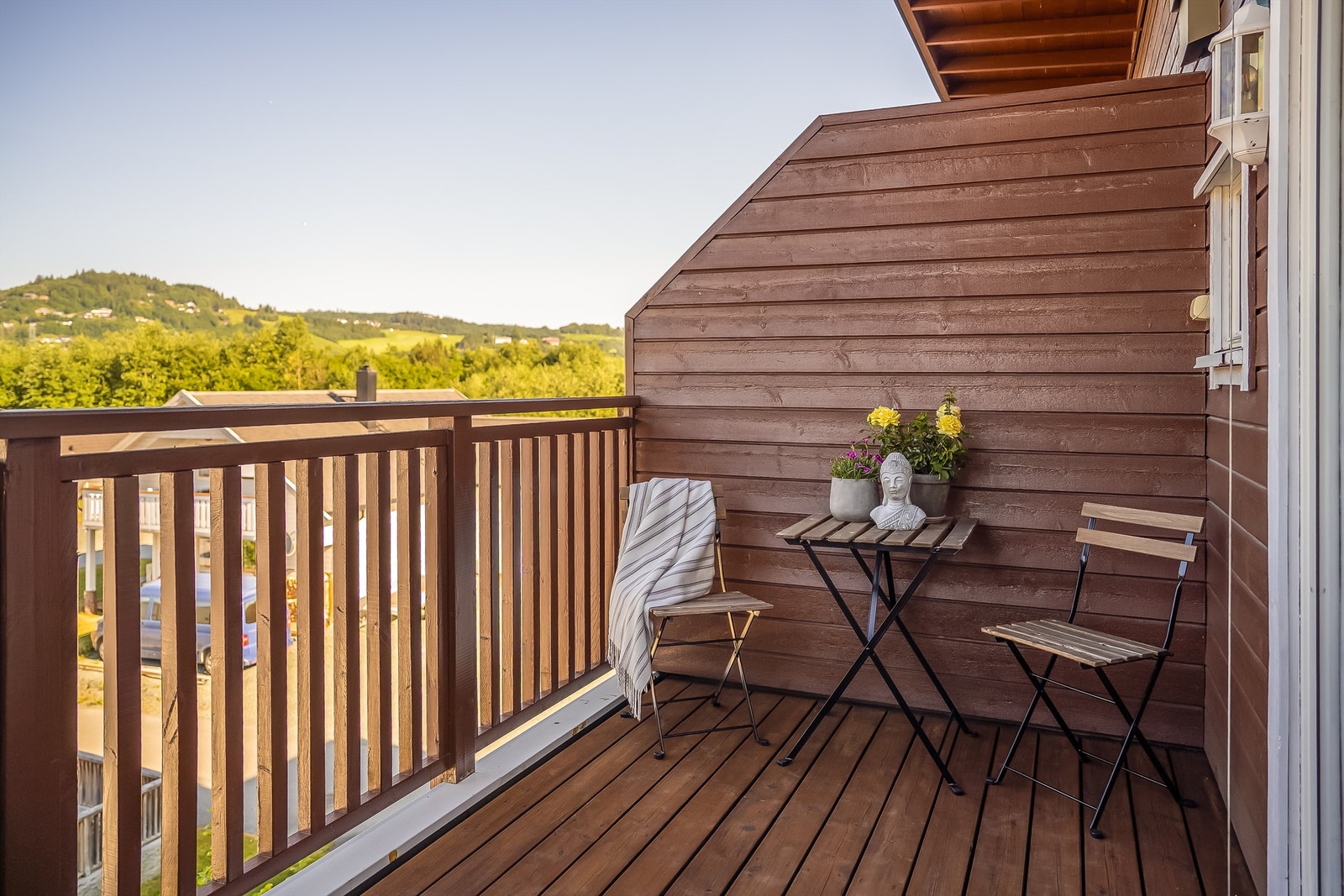 Fra stuen har man direkte utgang til en solfylt balkong på 7 kvm. Galleribilde