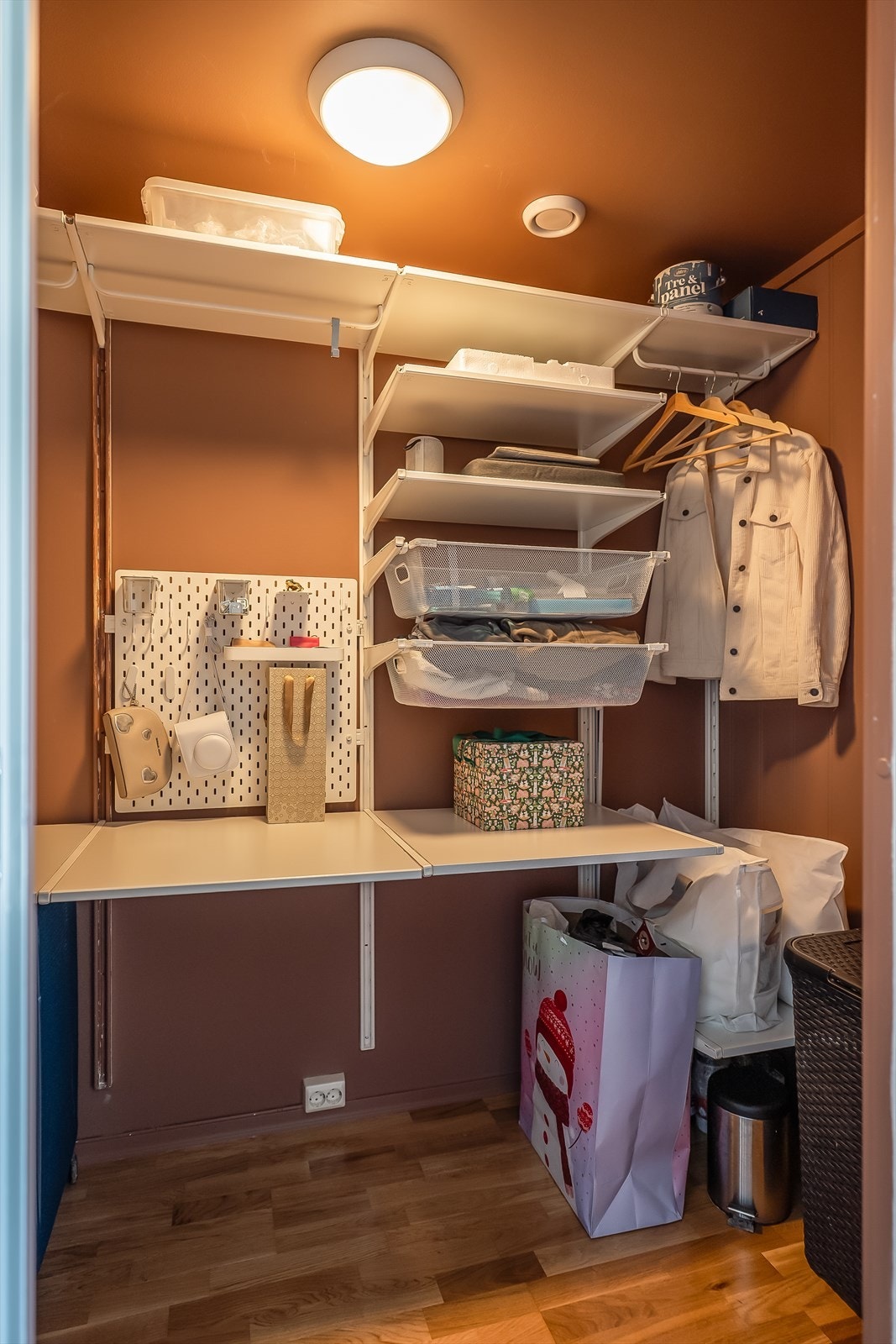 Bod med gode oppbevaringsmuligheter i forbindelse med inngangspartiet. Galleribilde