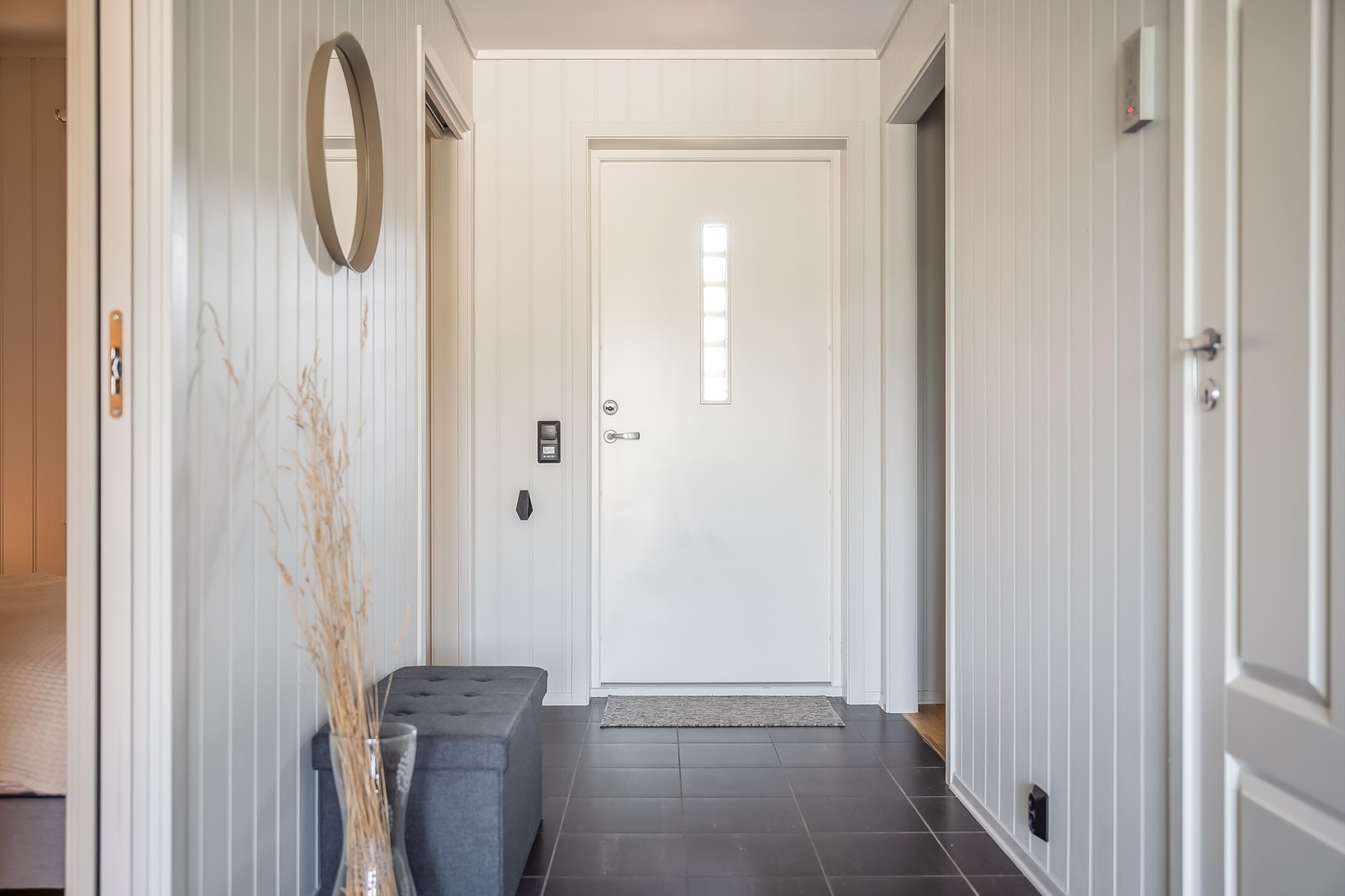 Velkommen inn! Romslig entré med god plass til oppbevaring av yttertøy og sko. Galleribilde