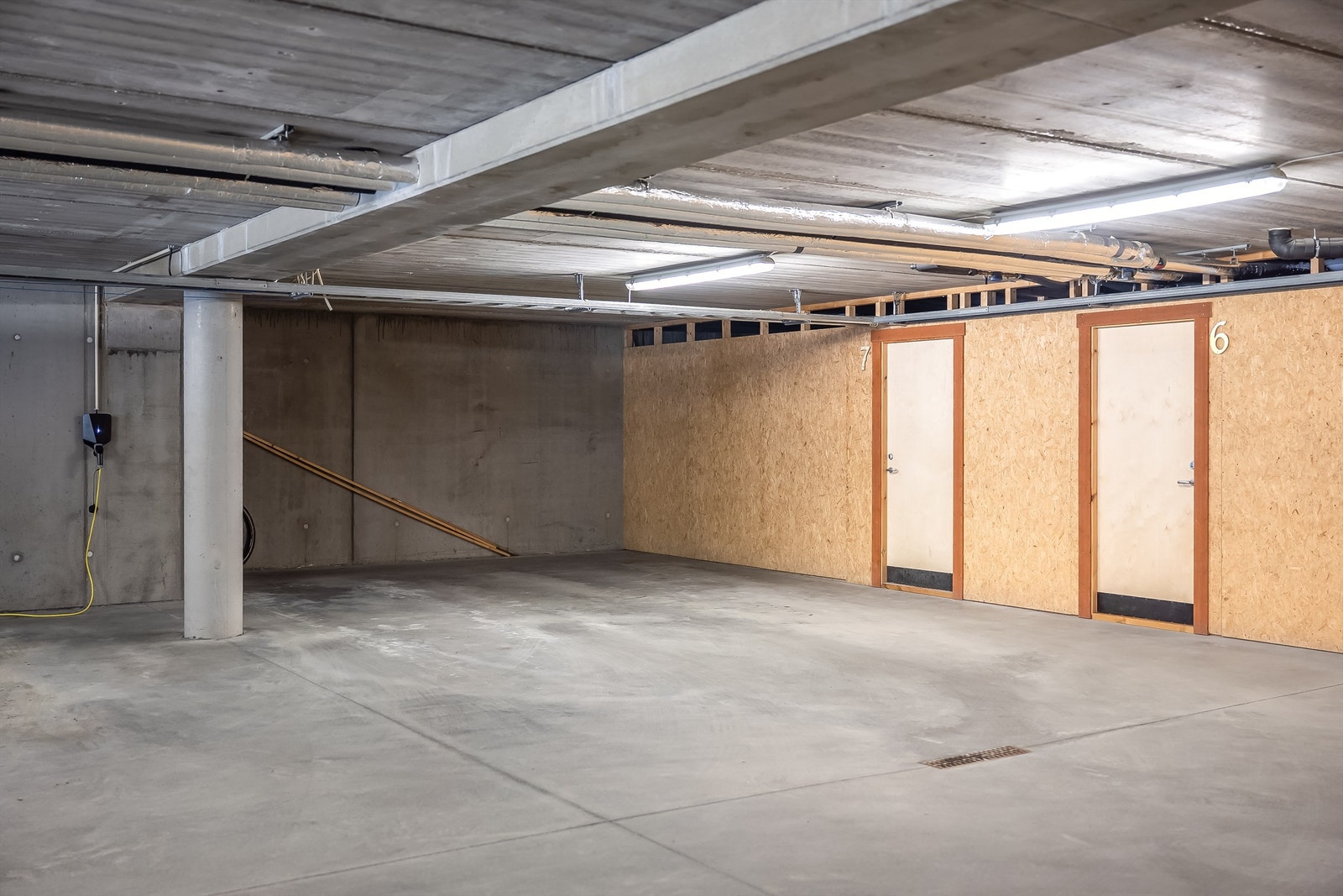 Leiligheten disponerer en parkeringsplass i felles garasje, en parkeringsplass ute samt en romslig bod på 7 kvm. Galleribilde