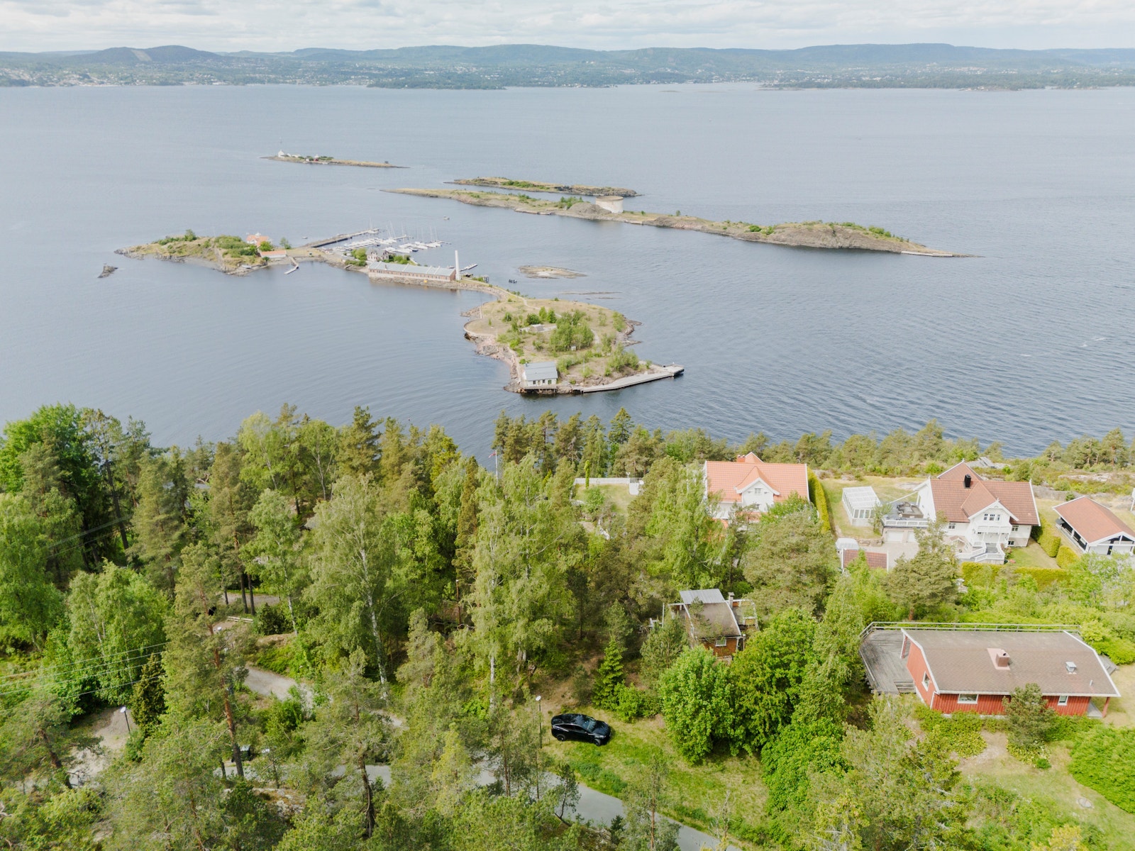 Utsikt fra Asker til Holmenkollen, med Steilene som høydepunkt. Galleribilde
