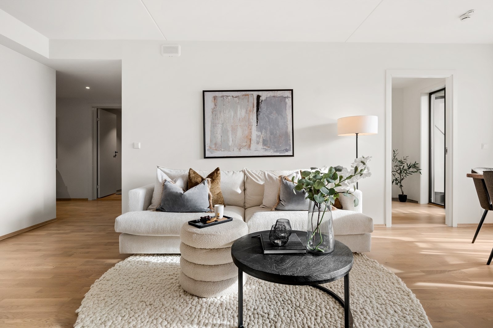 Stilren stue med plass til å sette ditt personlige preg. Galleribilde