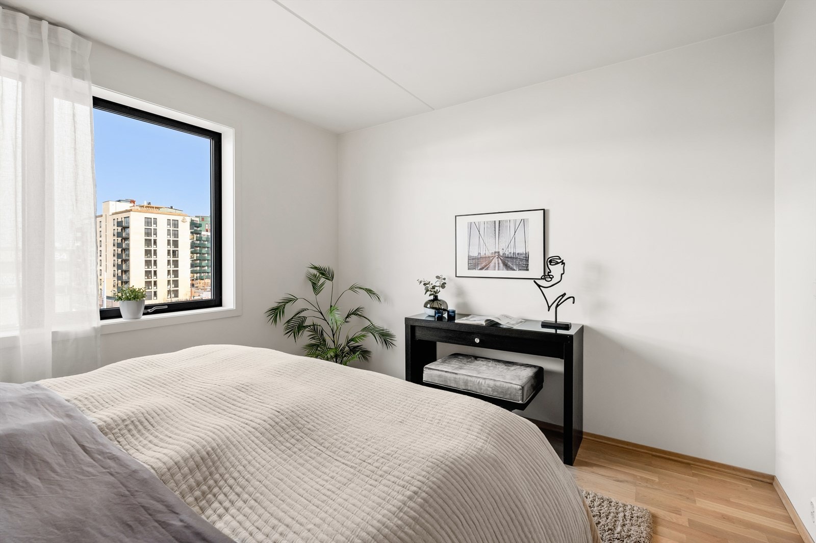 Vindu som slipper inn rikelig med naturlig lys og skaper en behagelig og luftig atmosfære på soverommet. Galleribilde