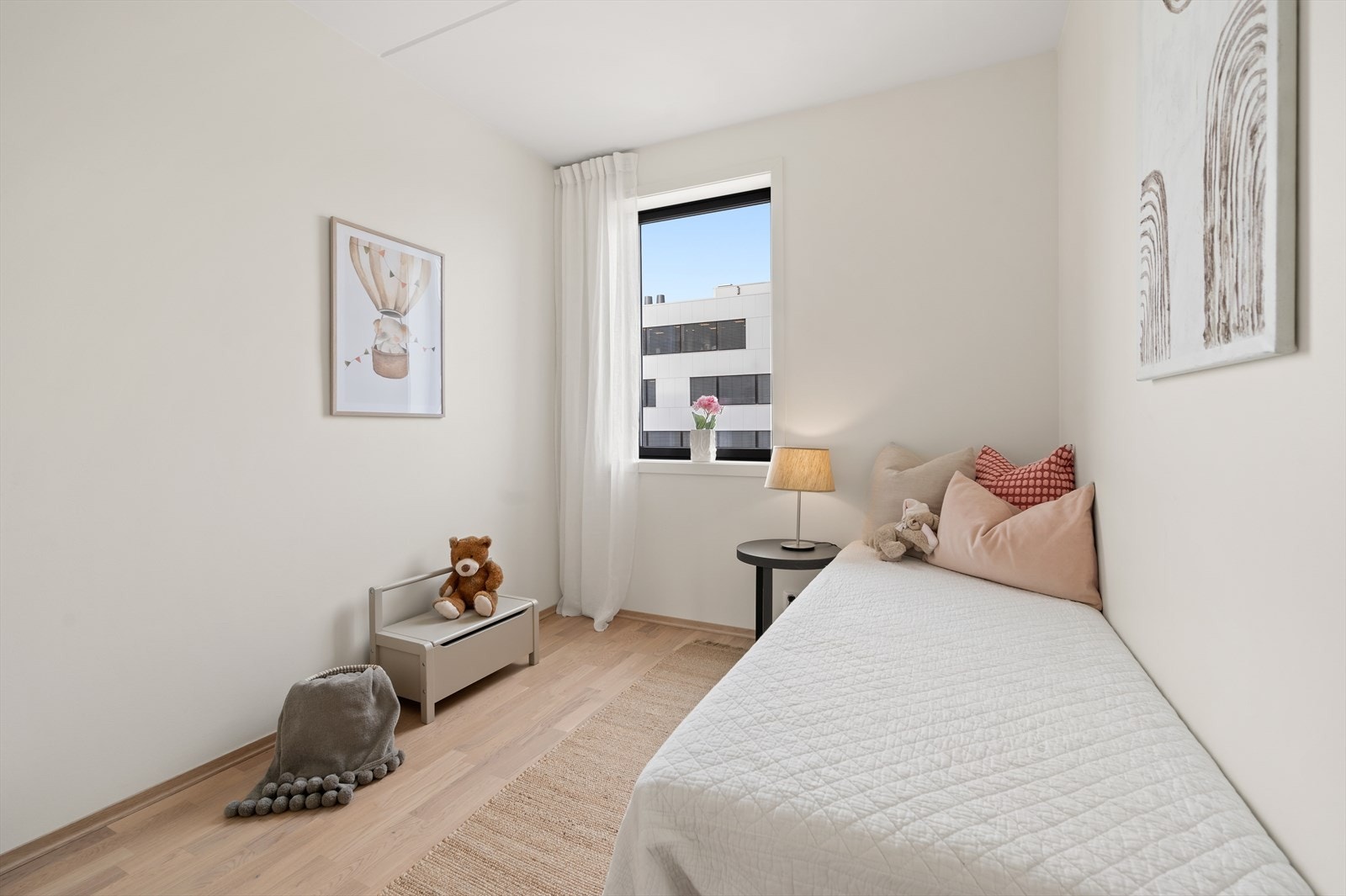 Soverom II blir i dag som barnerom, det er lyst og trivelig med gode møbleringsmuligheter. Galleribilde