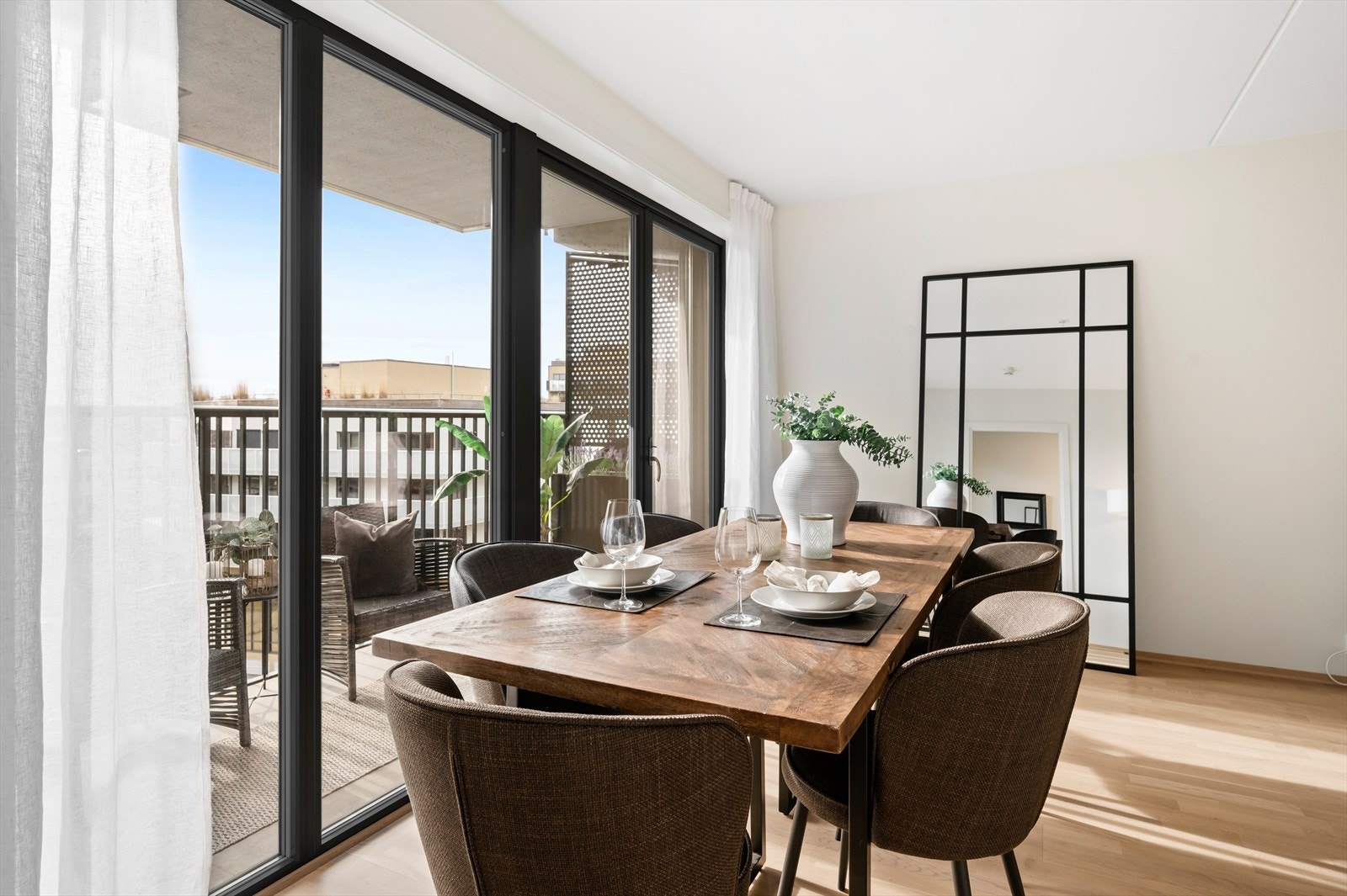 Spiseplassen er plassert ved store vindusflater, hvor man kan nyte både mat og utsikten med venner og familie. Galleribilde