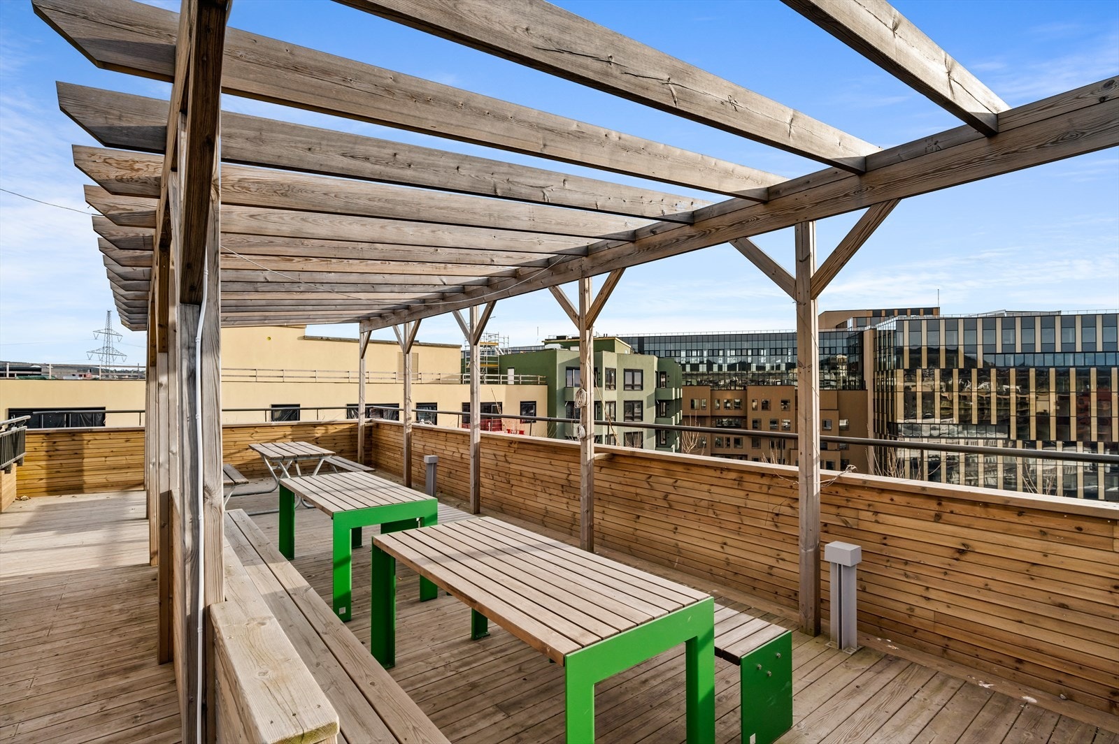 Sitteplass under pergola på takterrassen som tillater mange hyggelige sammenkomster. Galleribilde