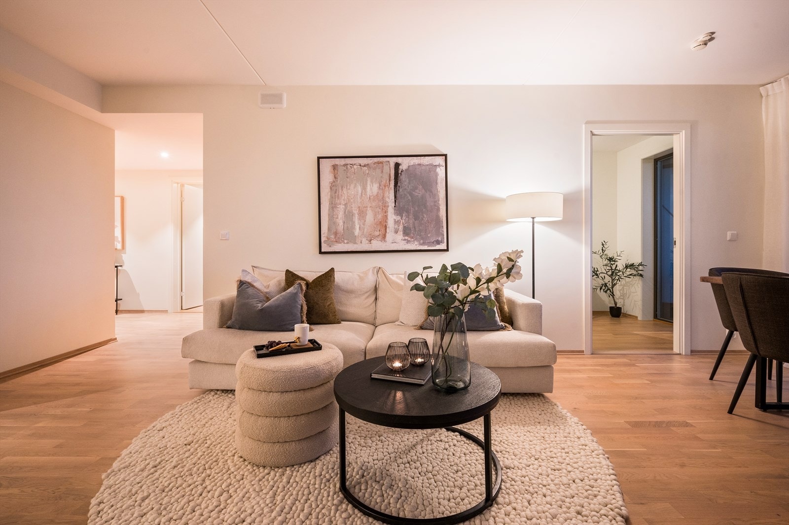 Stuen er innredet i en stilren og innbydende stil, med lyse vegger og elegant trestavs eikeparkett. Galleribilde