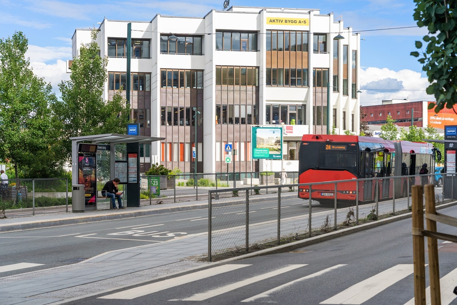 Bussholdeplass like utenfor inngangsdøren. Flybussen herfra tar deg direkte til Gardermoen. Galleribilde
