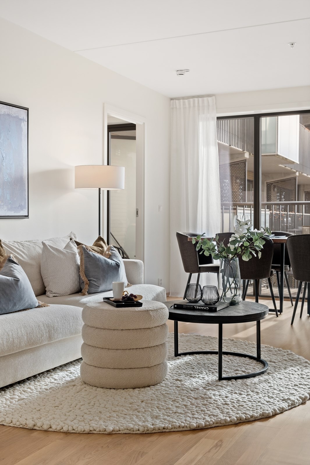 Her er det godt med plass til både sofagruppe og spisegruppe. Galleribilde