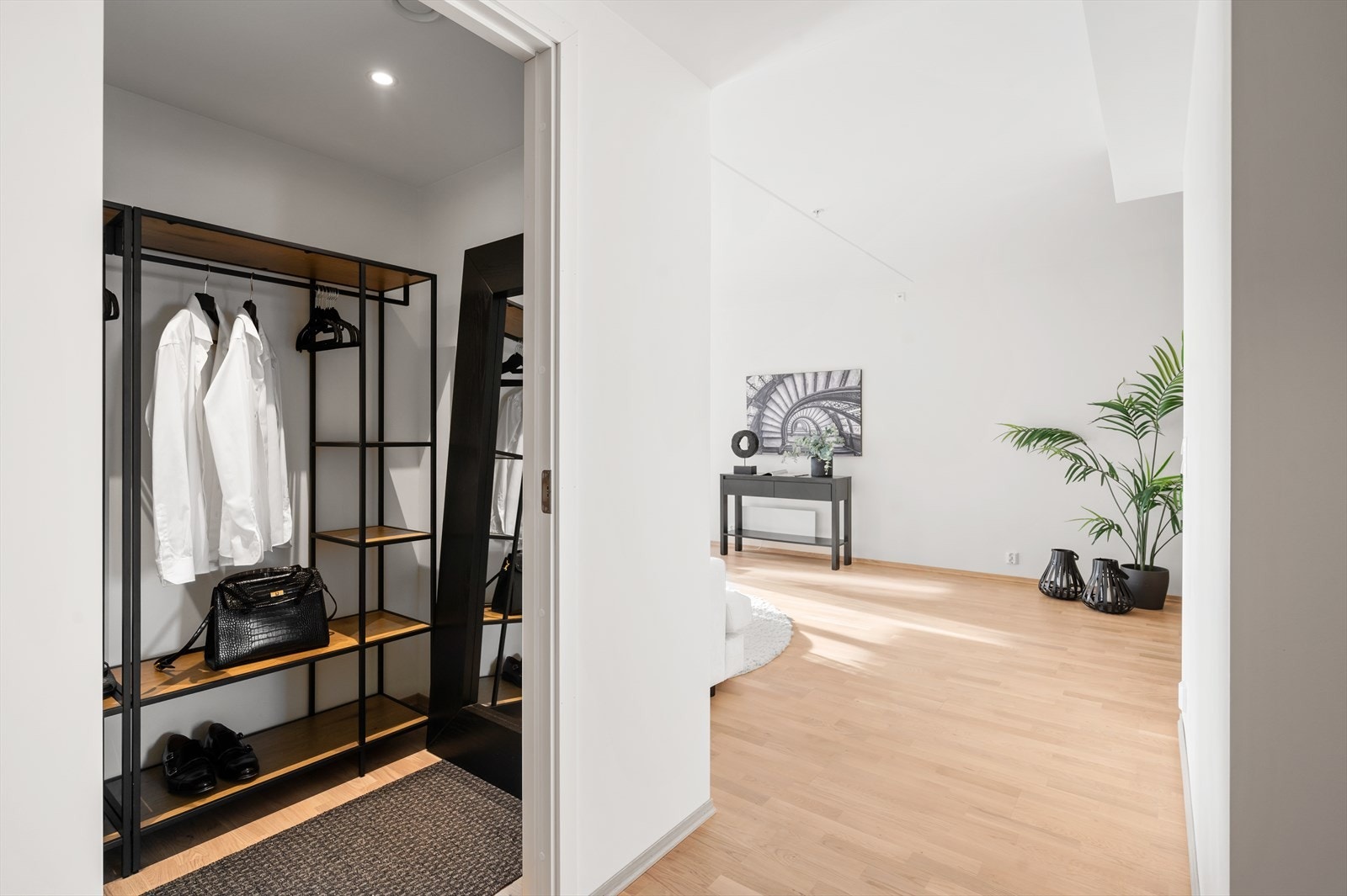 I gangen finner du også adkomst til en romslig og praktisk innvendig bod. Galleribilde