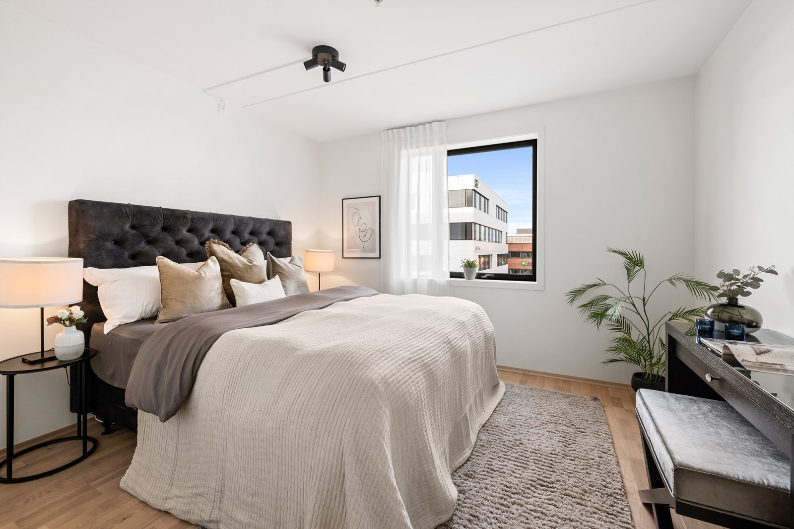 Hovedsoverommet har god plass til dobbeltseng, nattbord og garderobeløsning. Galleribilde