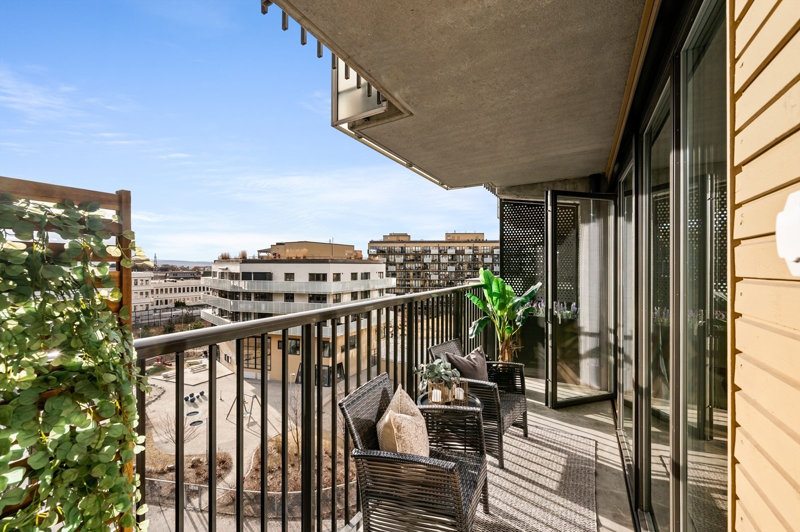 Balkongen er en forlengelse av stuen og gir muligheter for utemøbler, grill og beplantning. Galleribilde