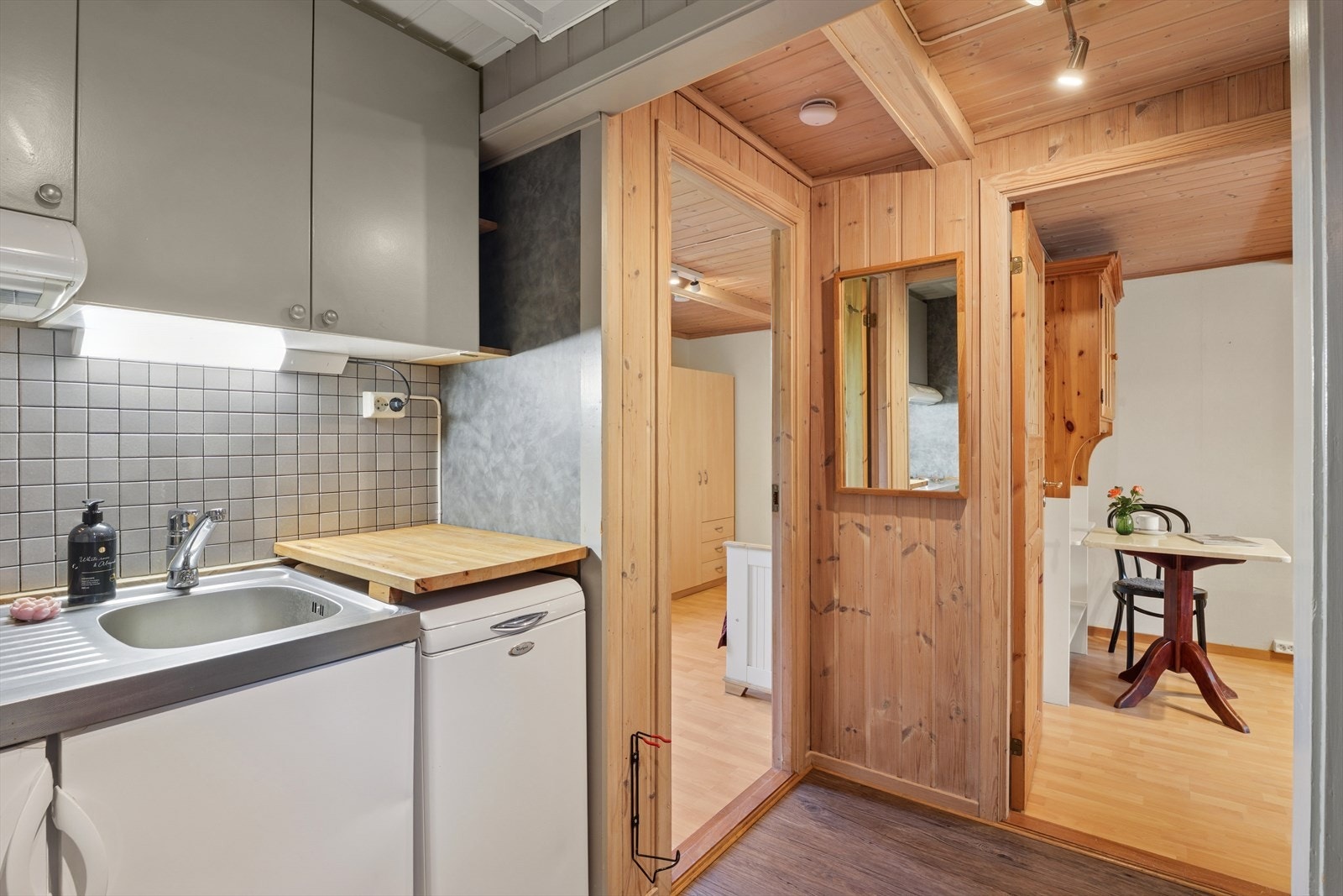 Fra kjøkkenet er det adkomst til både stuen og soverommet. Galleribilde