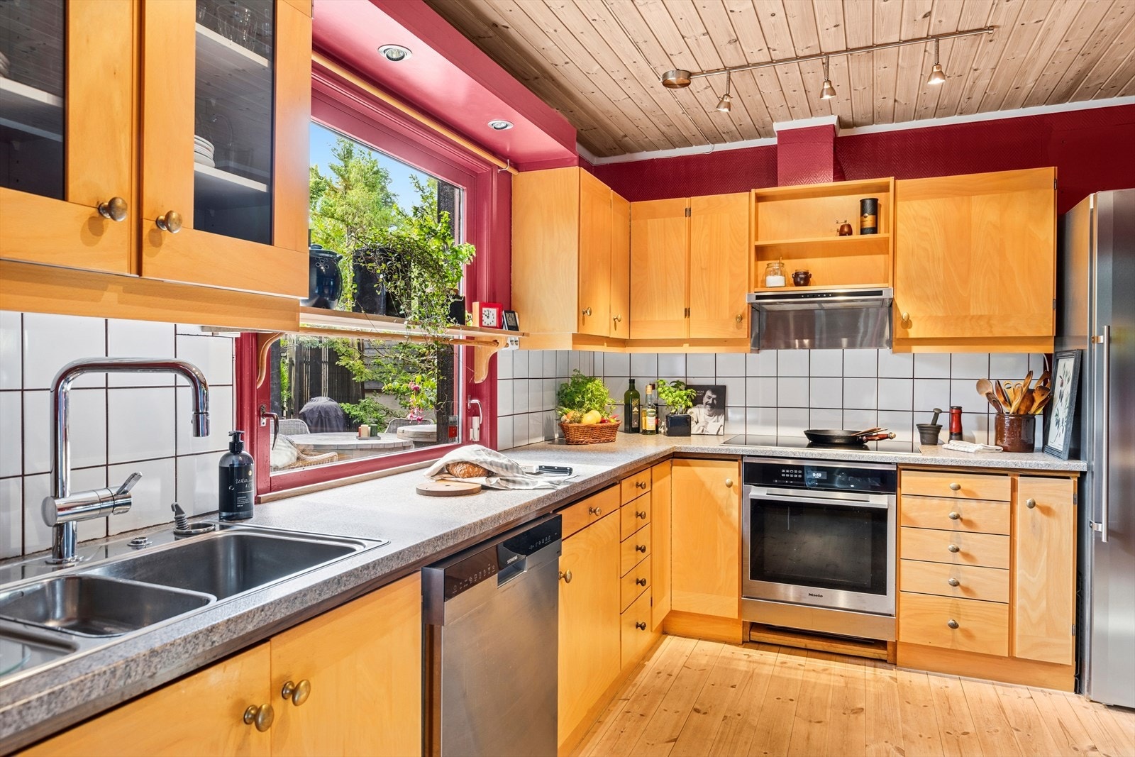 Kjøkkeninnredning med fronter i bøk heltre/finer og overskap med bøk heltre/finer/glass. Galleribilde