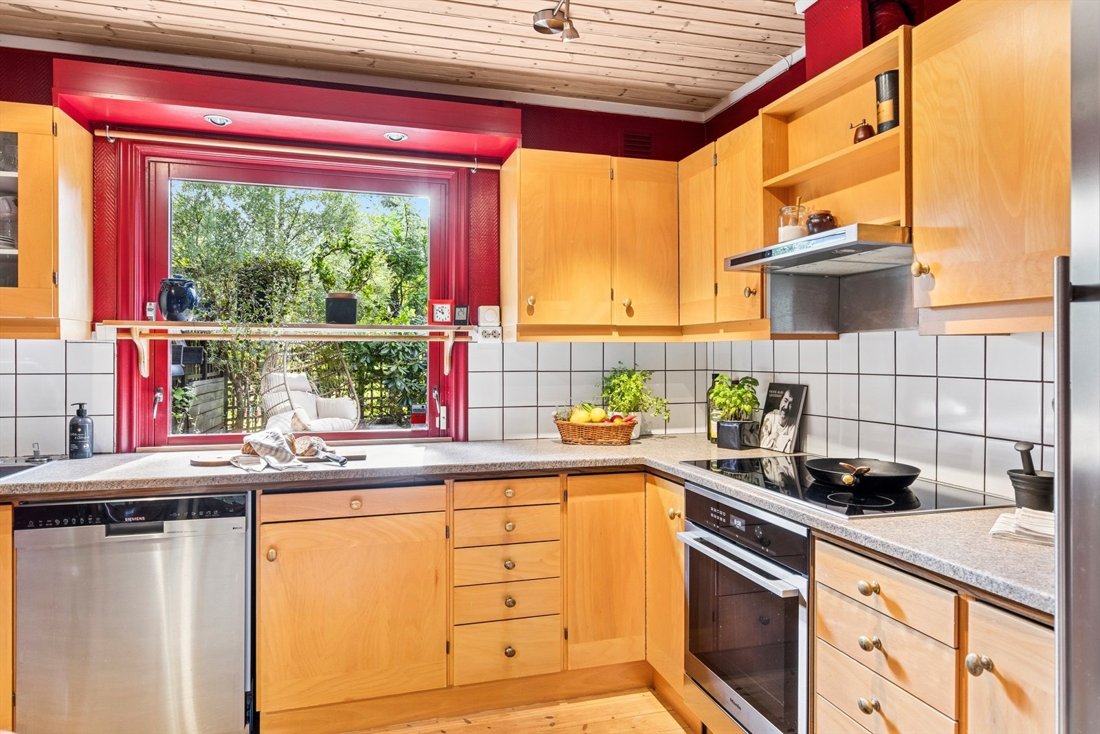 Kjøkkenet har god skap- og benkeplass. Galleribilde