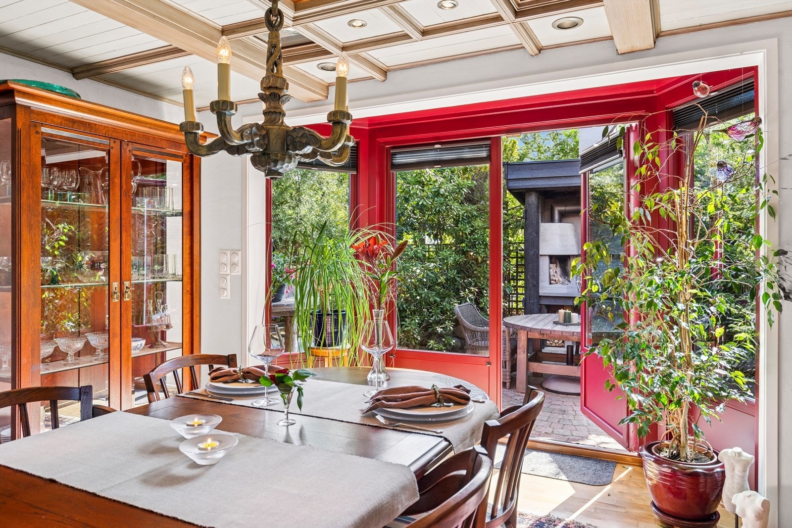 Fra spisestuen er det utgang til uteplassen. Galleribilde