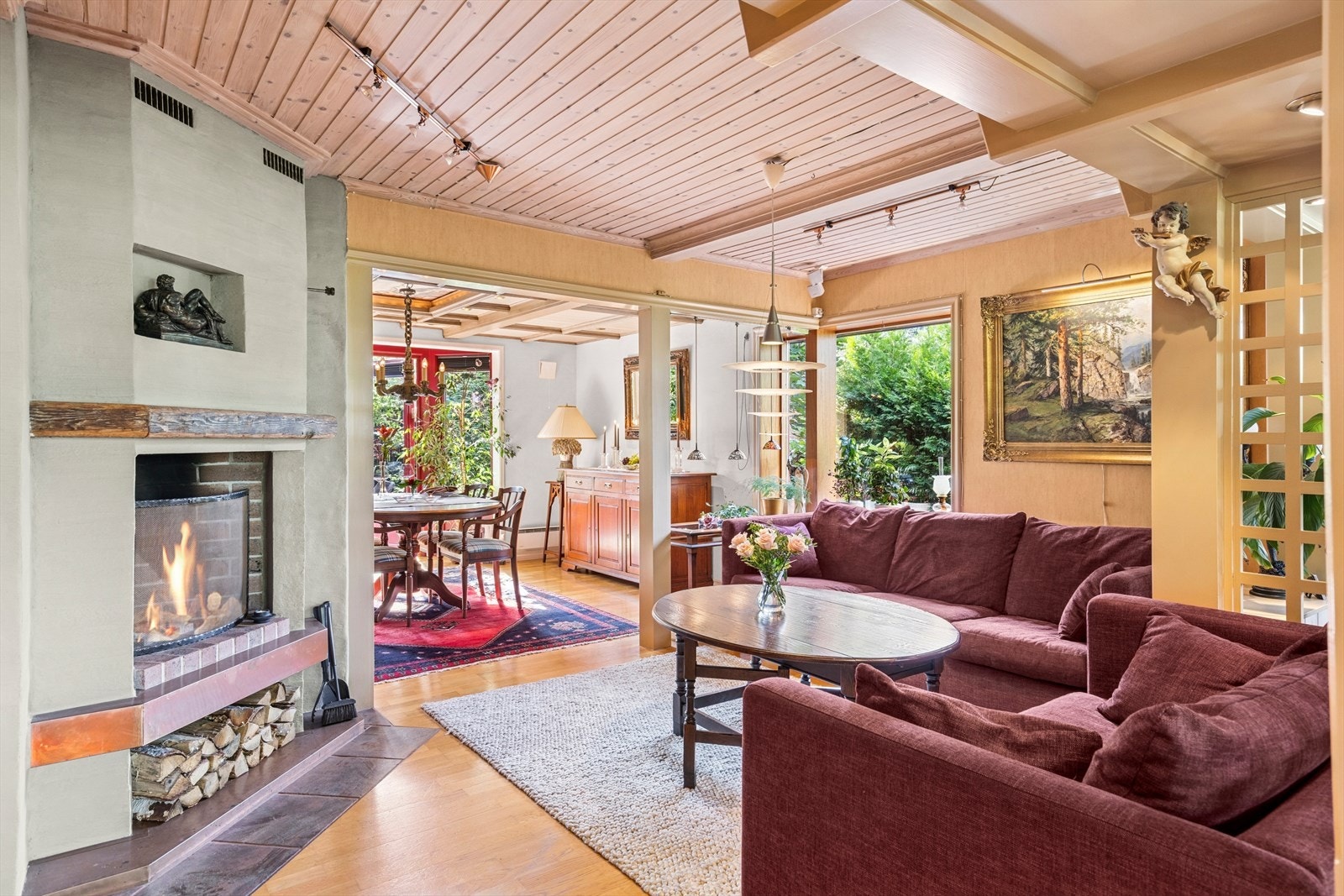 Boligen har flere stuer. Hovedstuen har en flott, åpen peis som sørger for lun varme og knitrende god stemning på kalde dager. Galleribilde