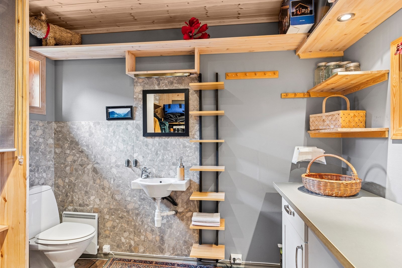 Rommet brukes som kombinert toalettrom og garderobe. Det har naturlig ventilering, og eier opplyser at det blir montert elektrisk avtrekksvifte før salg. Galleribilde