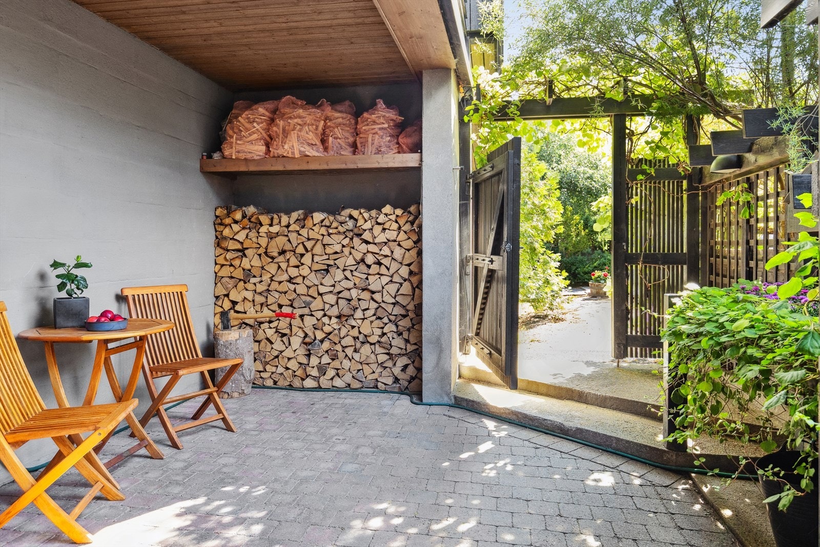 Smarte oppbevaringsløsninger og uteplass under tak. Galleribilde