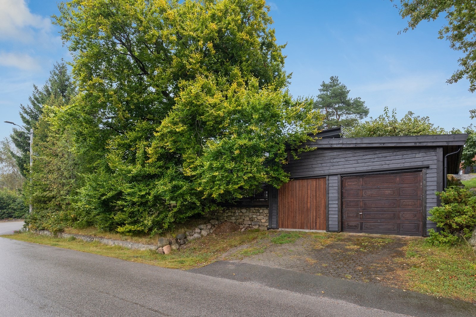 Eiendommen har to garasjer. Galleribilde