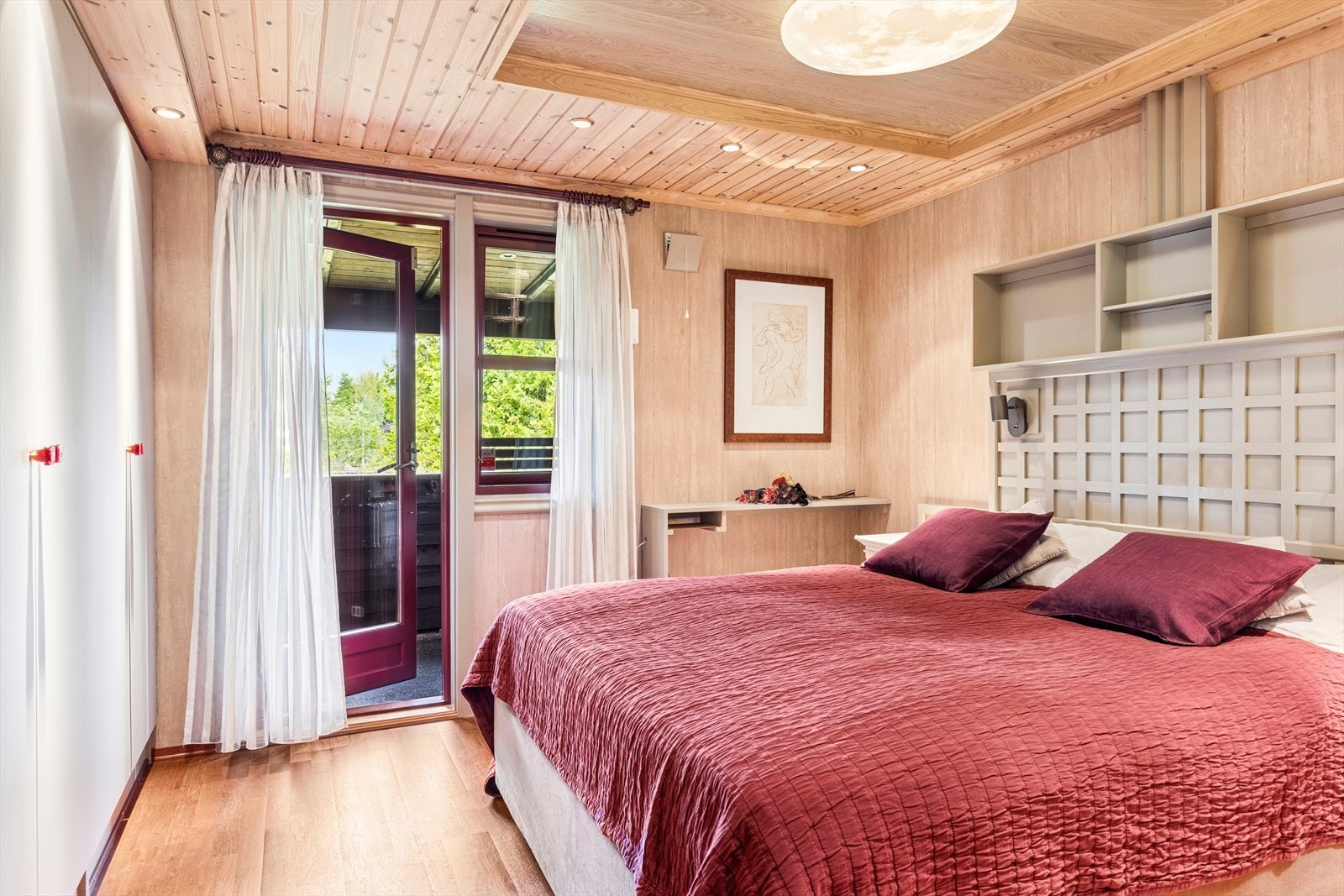 Hovedsoverommet har god plass til dobbeltseng og tilhørende møblement. Det er utgang til luftealtan. Galleribilde