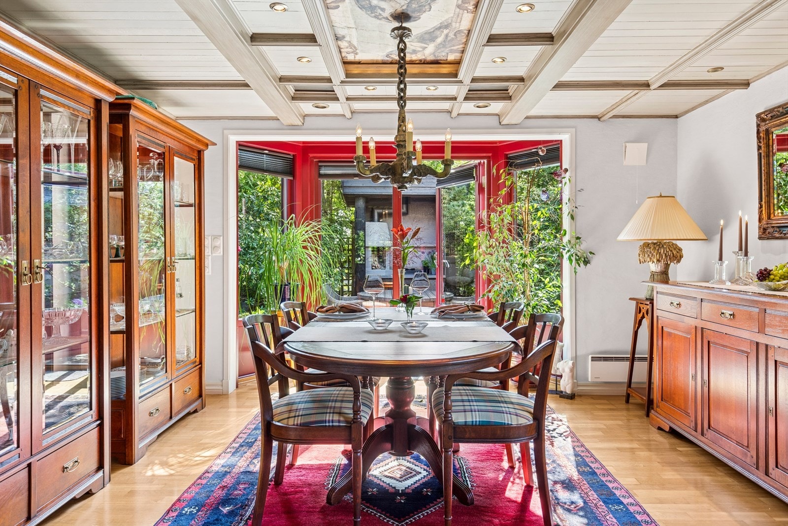 Flott spisestue med plass til et stort spisebord. Gode lysforhold fra karnappet. Galleribilde