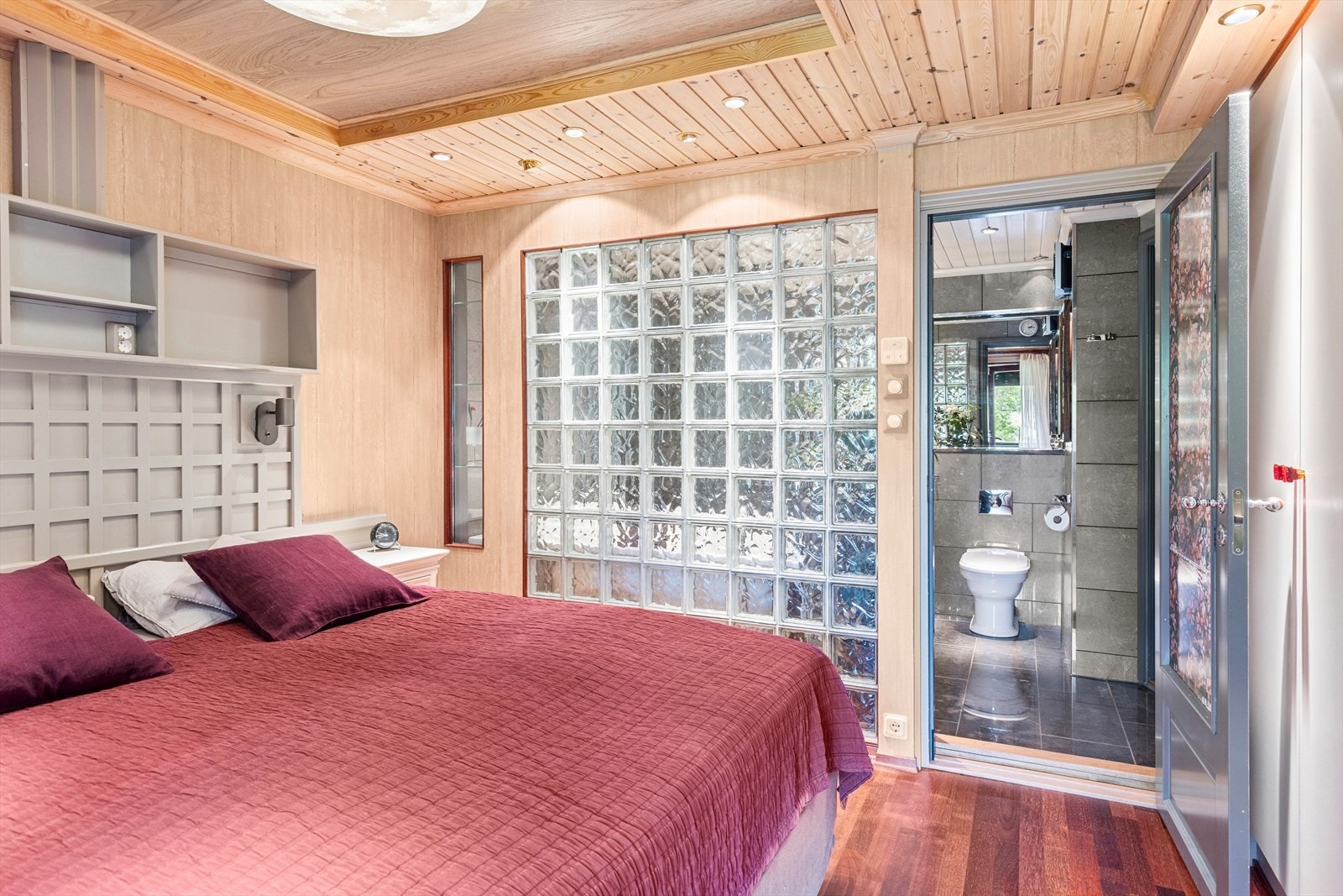 Fra soverommet er det adkomst til en-suite bad. Galleribilde