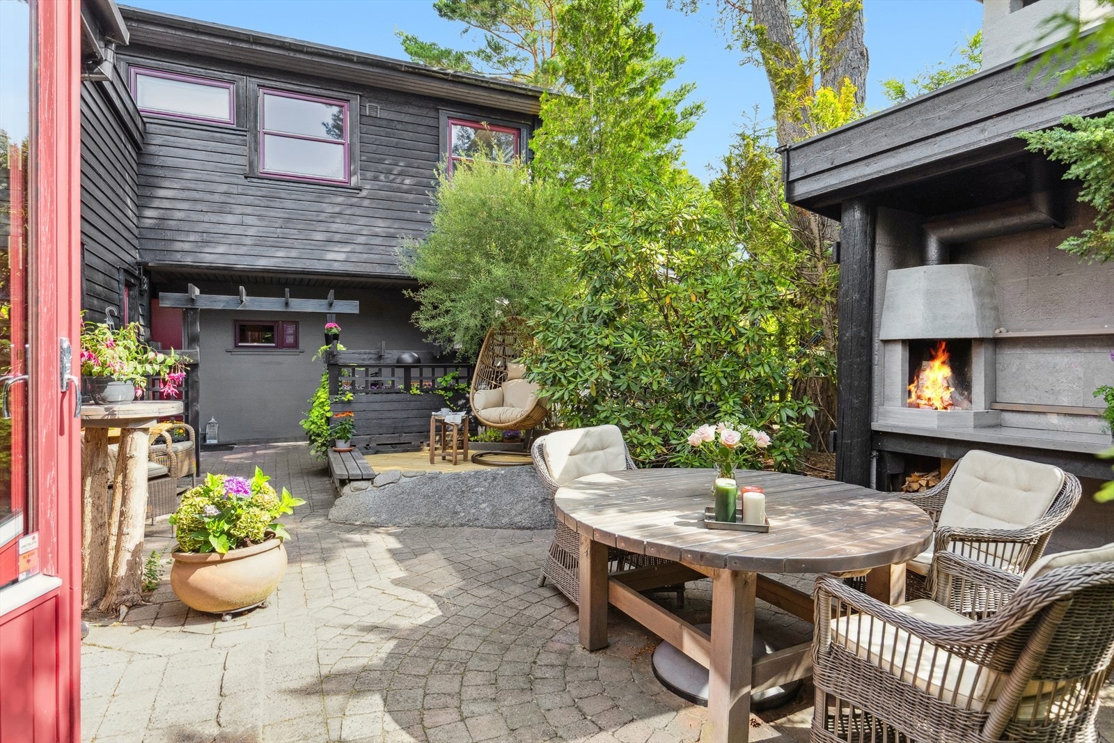 Eiendommen har svært fine uteplasser der man kan nyte fine dager. Galleribilde