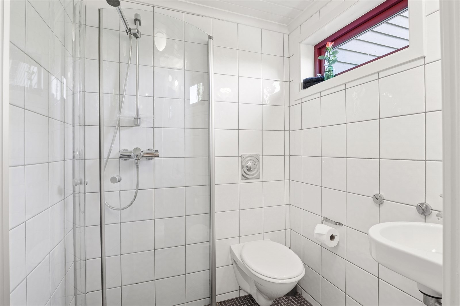 Badet er fra starten av 2000-tallet. Det har fliser på vegger, panel i himling og flislagt gulv med varmekabler. Badet er utstyrt med servant, veggmontert toalett og dusjhjørne. Ventilasjon er via mekanisk avtrekk. Galleribilde