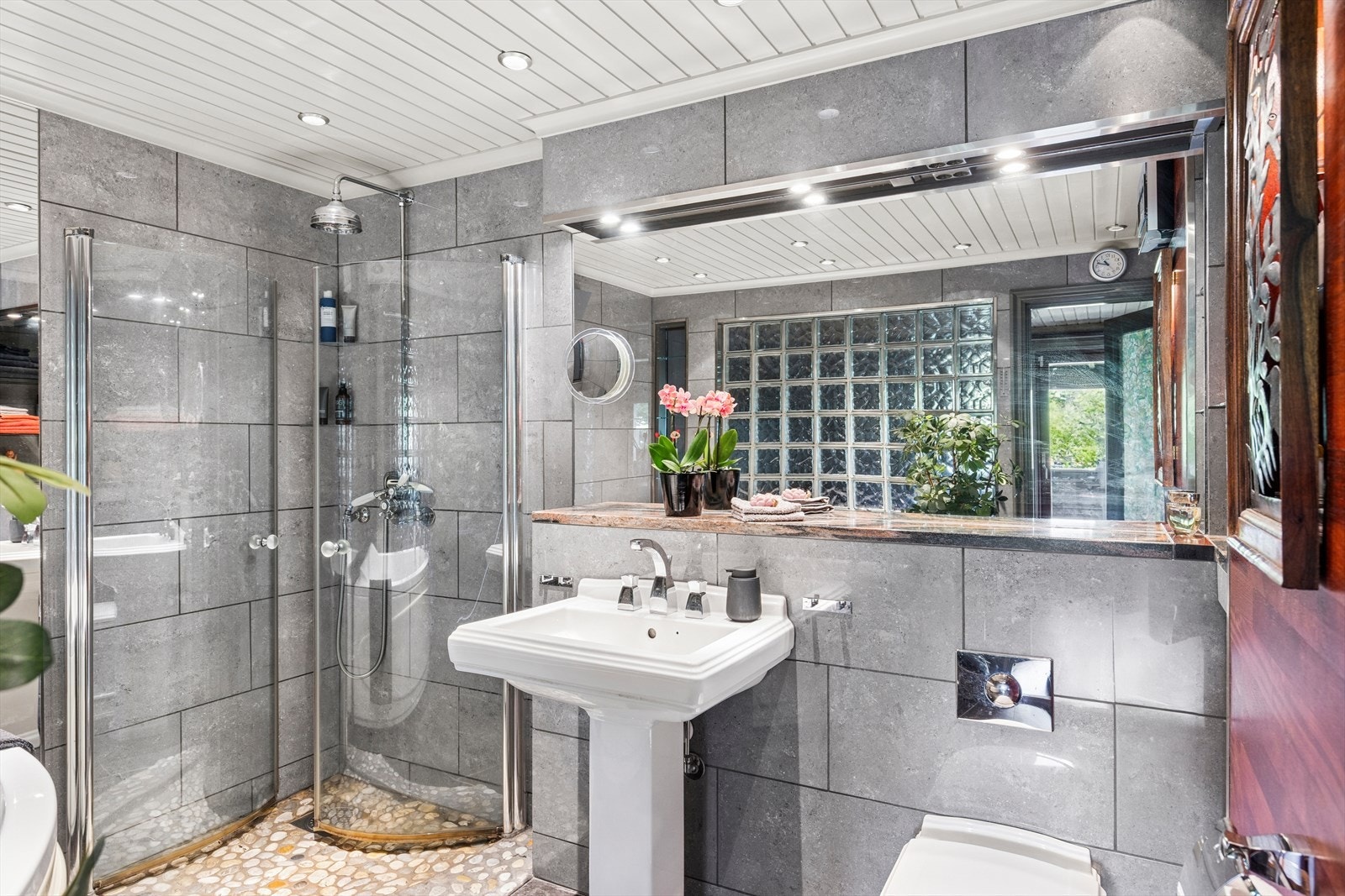 Badet er fra starten av 2000-tallet. Det er fliser på vegger, panel i himling og flislagt gulv med varmekabler. Galleribilde