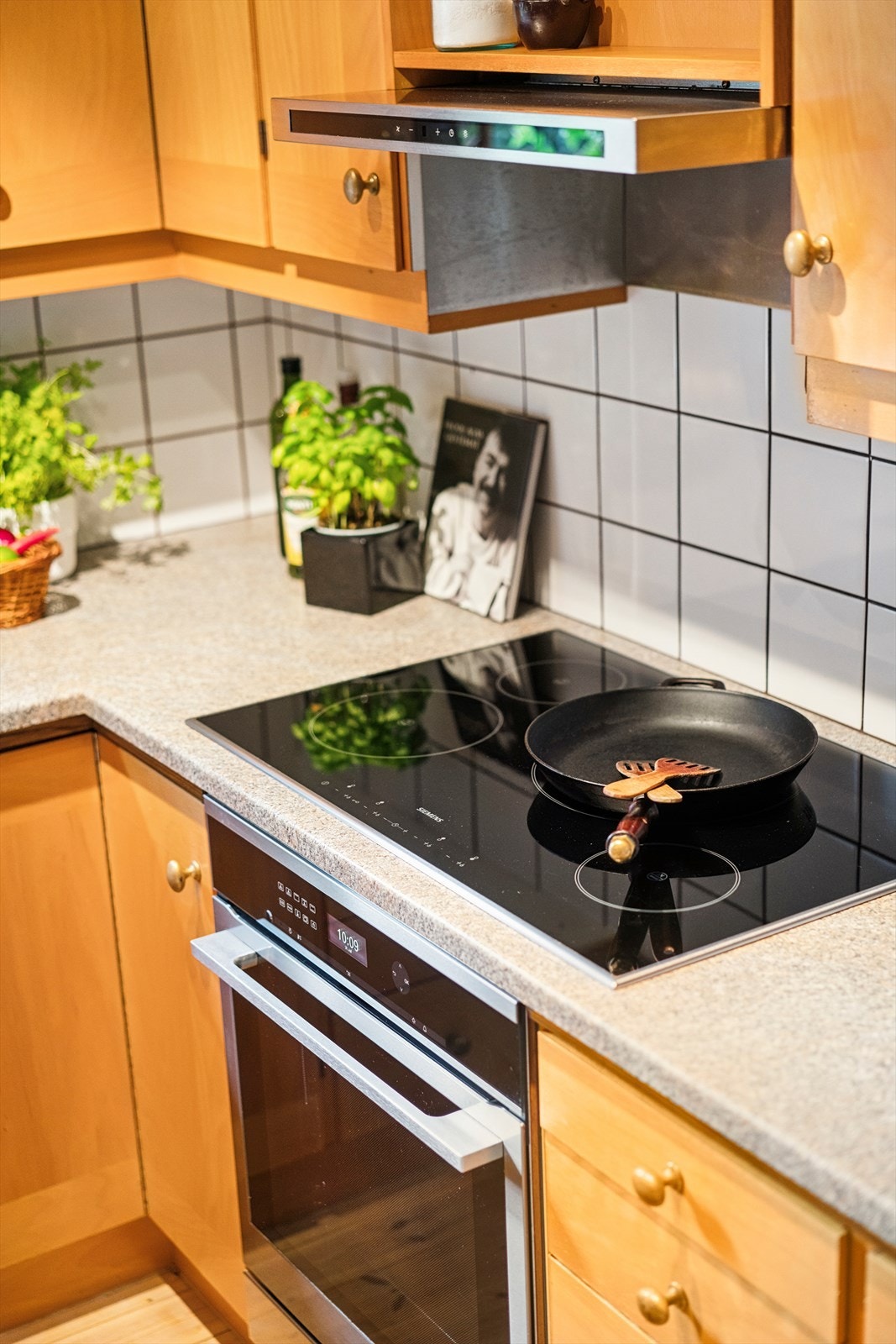 Hvitevarer som komfyr, platetopp og oppvaskmaskin er integrert, i tillegg til vask og frittstående kjøleskap. Galleribilde