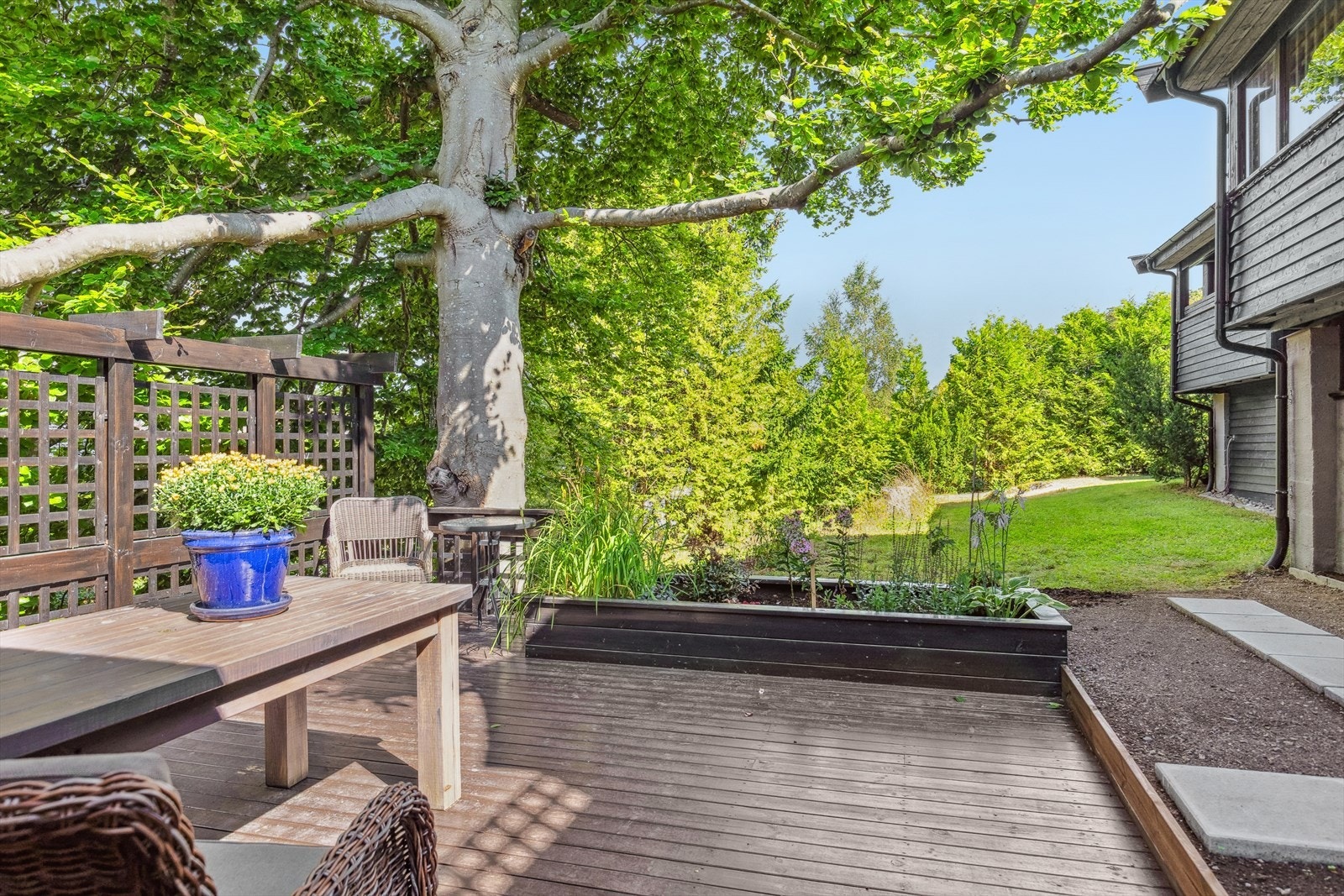 Det er opparbeidet flere uteplasser rundt huset, slik at man kan flytte seg etter solen. Galleribilde