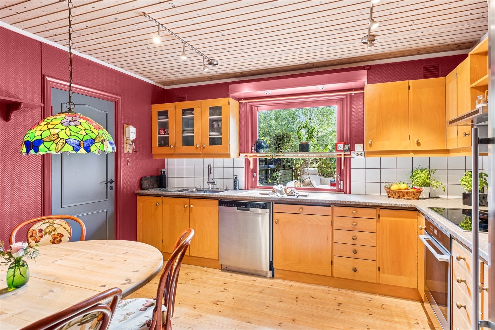 Kjøkkenet er av god størrelse, og har også plass til spisebord. Galleribilde