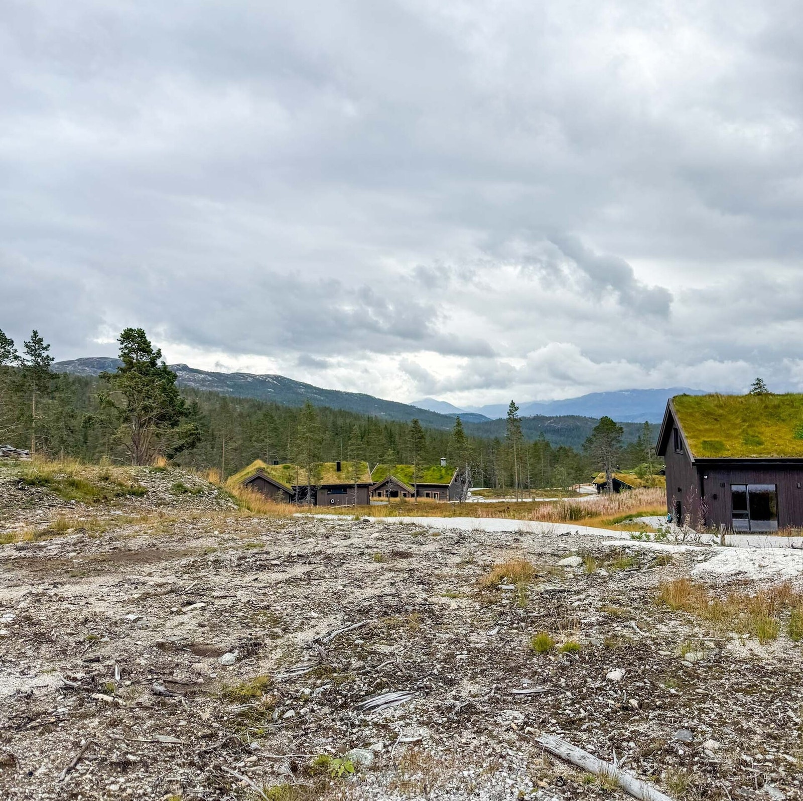 Foto fra tomt mot utsikten over fjellene Galleribilde