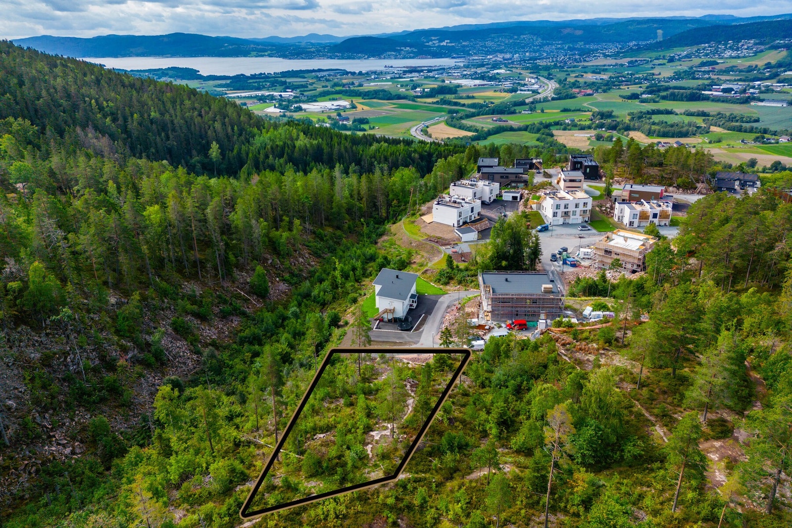 Tomten ligger i et nytt byggefelt som allerede består av flere familieboliger. Galleribilde