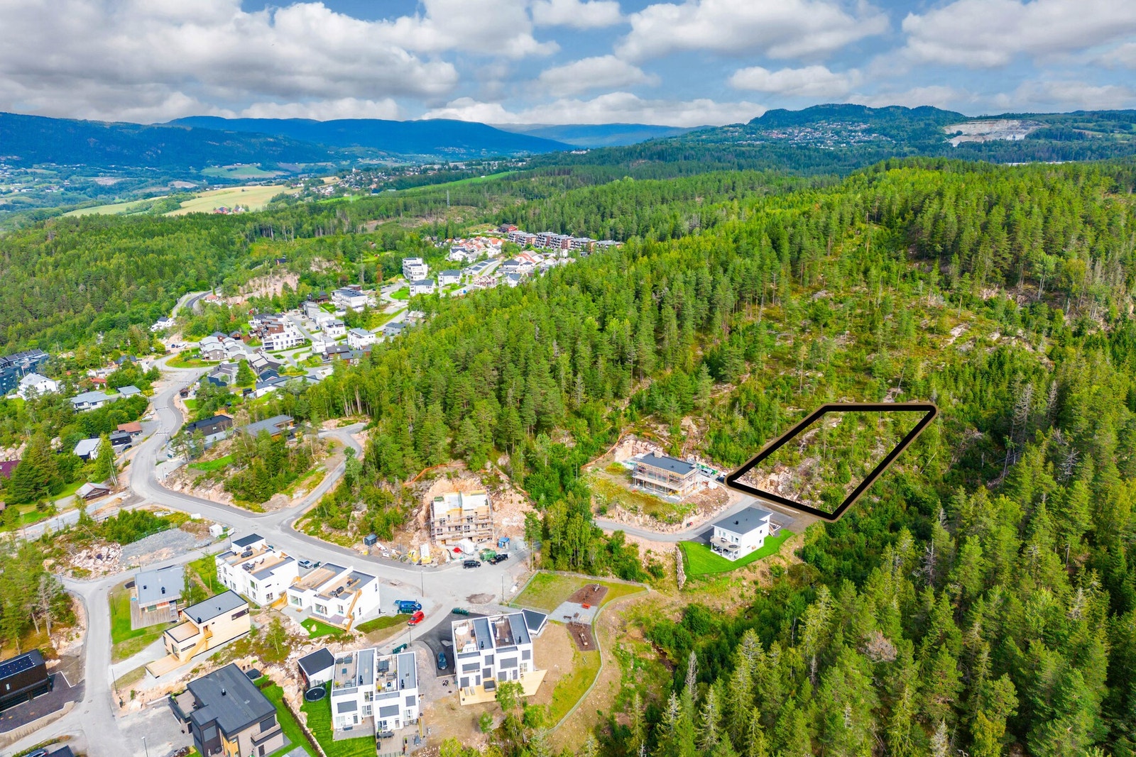 Tomten kan bebygges med inntil 25% BYA. Det kan selvfølgelig også bygges garasje og uteområdene skal ikke være mindre enn 200 kvm. Tomten er også godkjent for 2-mannsbolig. Galleribilde