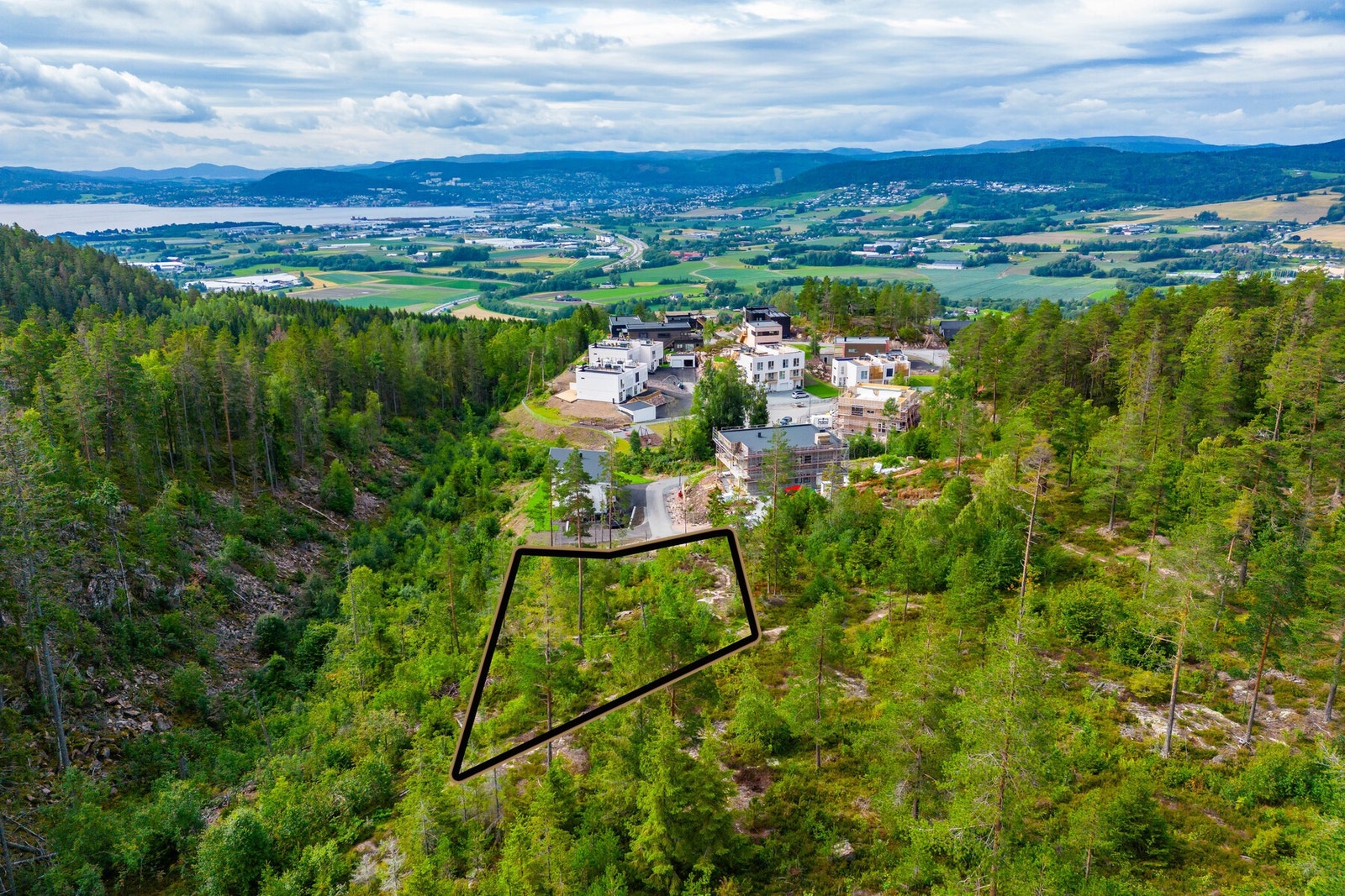 Uansett hvordan du velger å utnytte tomten er det ingen tvil om at beliggenheten er optimal for aktive familier. Galleribilde