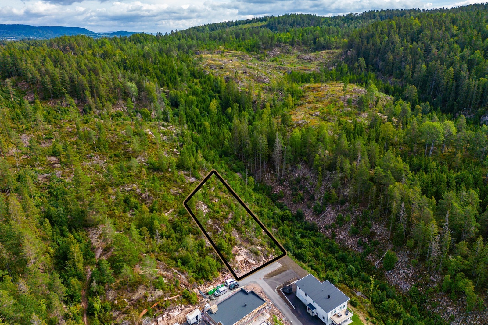 Adressen er Myraveien - en skrånende tomt på rett over 1,2 mål med flott beliggenhet litt opp i høyden samt beliggende i blindvei. Galleribilde