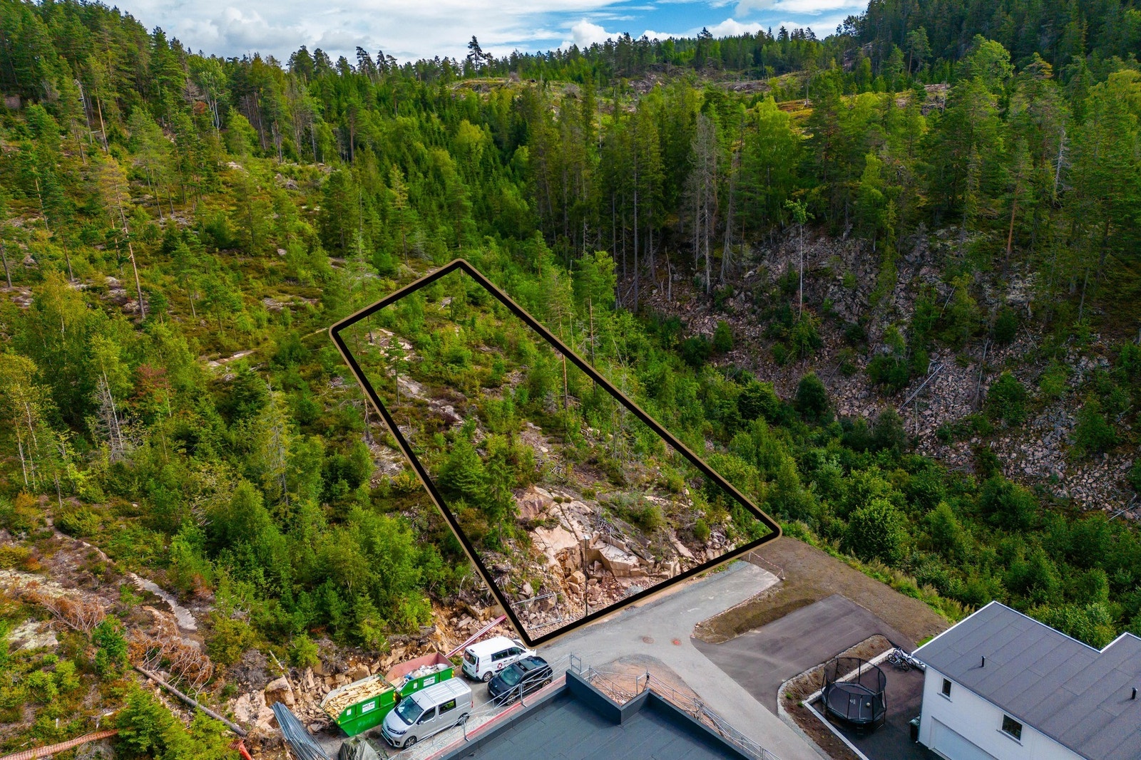 Tomten ligger i et nytt byggefelt, naturskjønt og rolig rett ved marka, på Reistad i Lier. Galleribilde