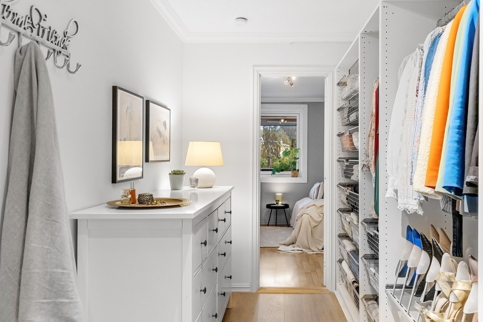 Adkomst til soverom 2 via walk-in closet Galleribilde