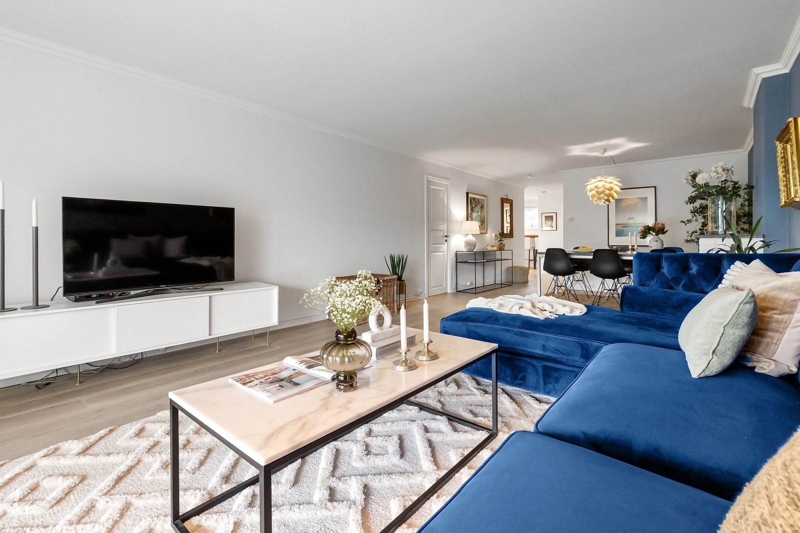 Stuen har gode møbleringsmuligheter med plass for sofagruppe, TV-seksjon, spisegruppe og annet passende møblement Galleribilde