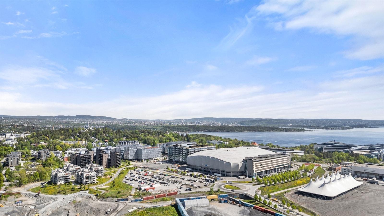 Dette er boligen for deg som ønsker å bo tett på sjøen med idylliske turstier og nydelige badestrender, flotte grøntområder, men samtidig bo med nærhet til Oslo og Fornebu Galleribilde