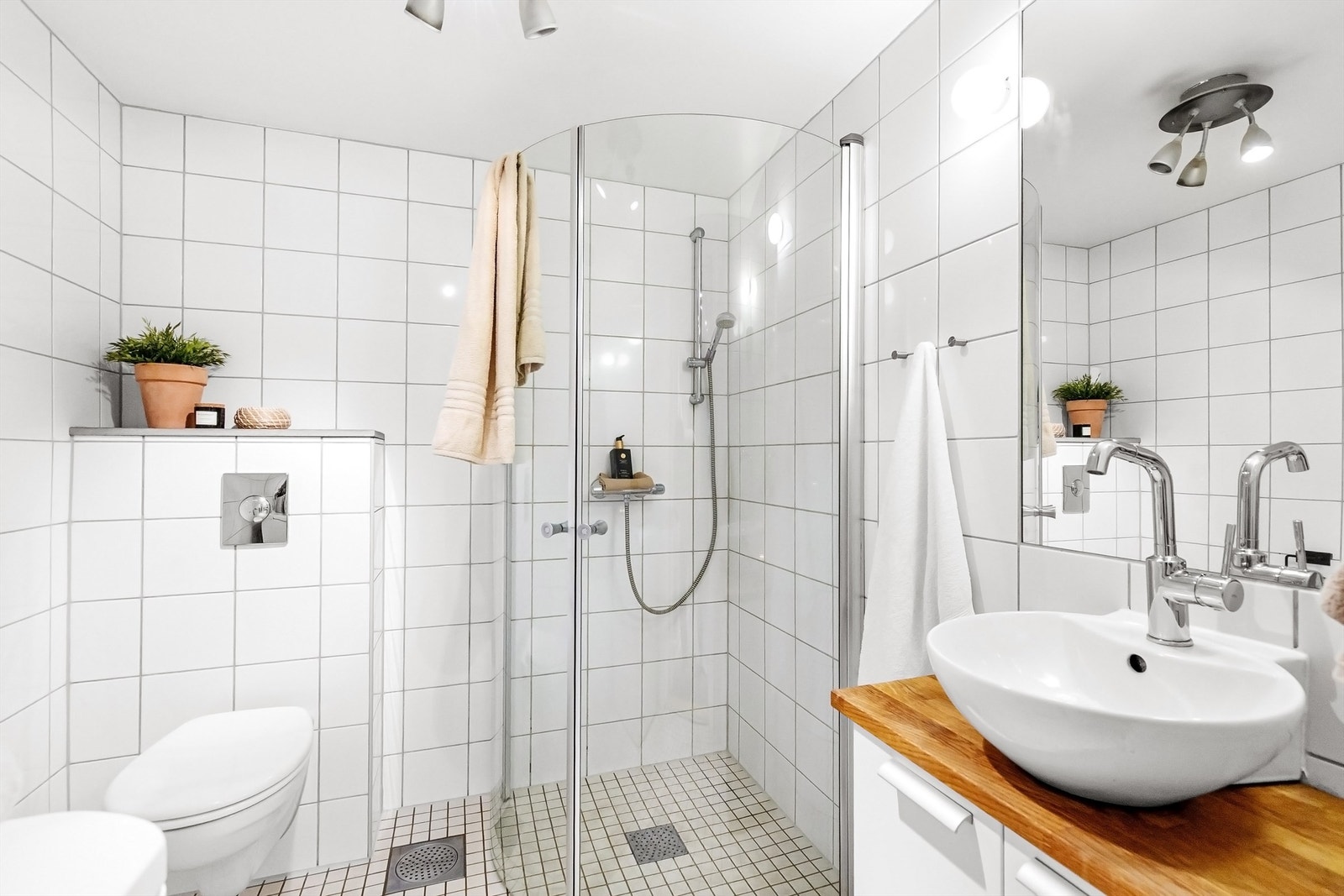 Badet har adkomst via walk-in closet Galleribilde